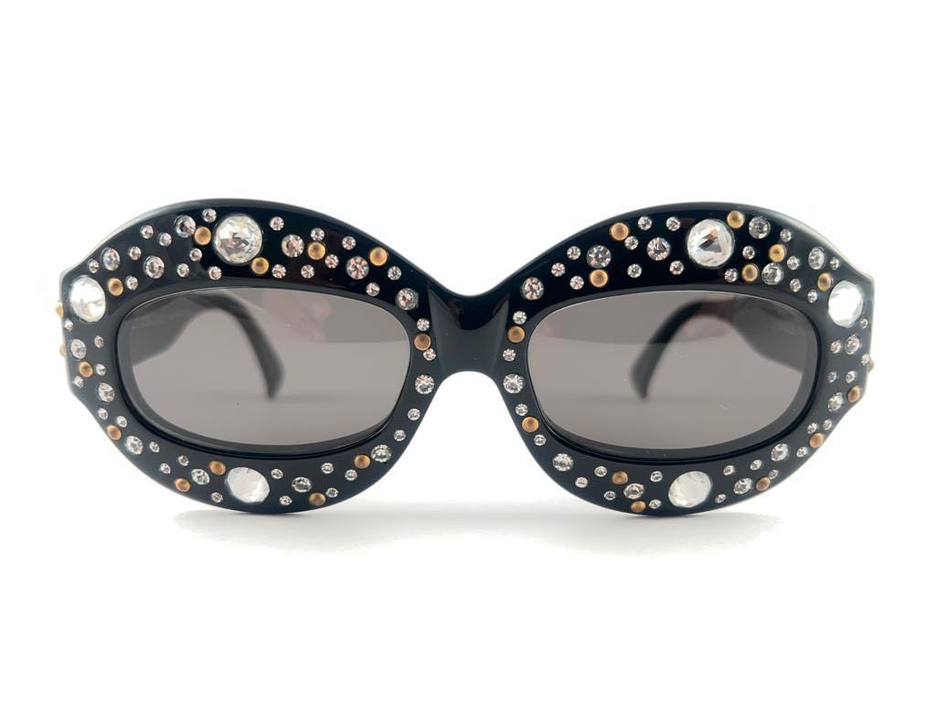 Vintage Alain Mikli oversized black strass adorned sunglasses.

 Please consider that this item is nearly 40 years old so it could show minor sign of wear due to storage.  

Made in France.


FRONT : 15 CMS

LENS HEIGHT : 3 CMS

LENS WIDTH : 5.2