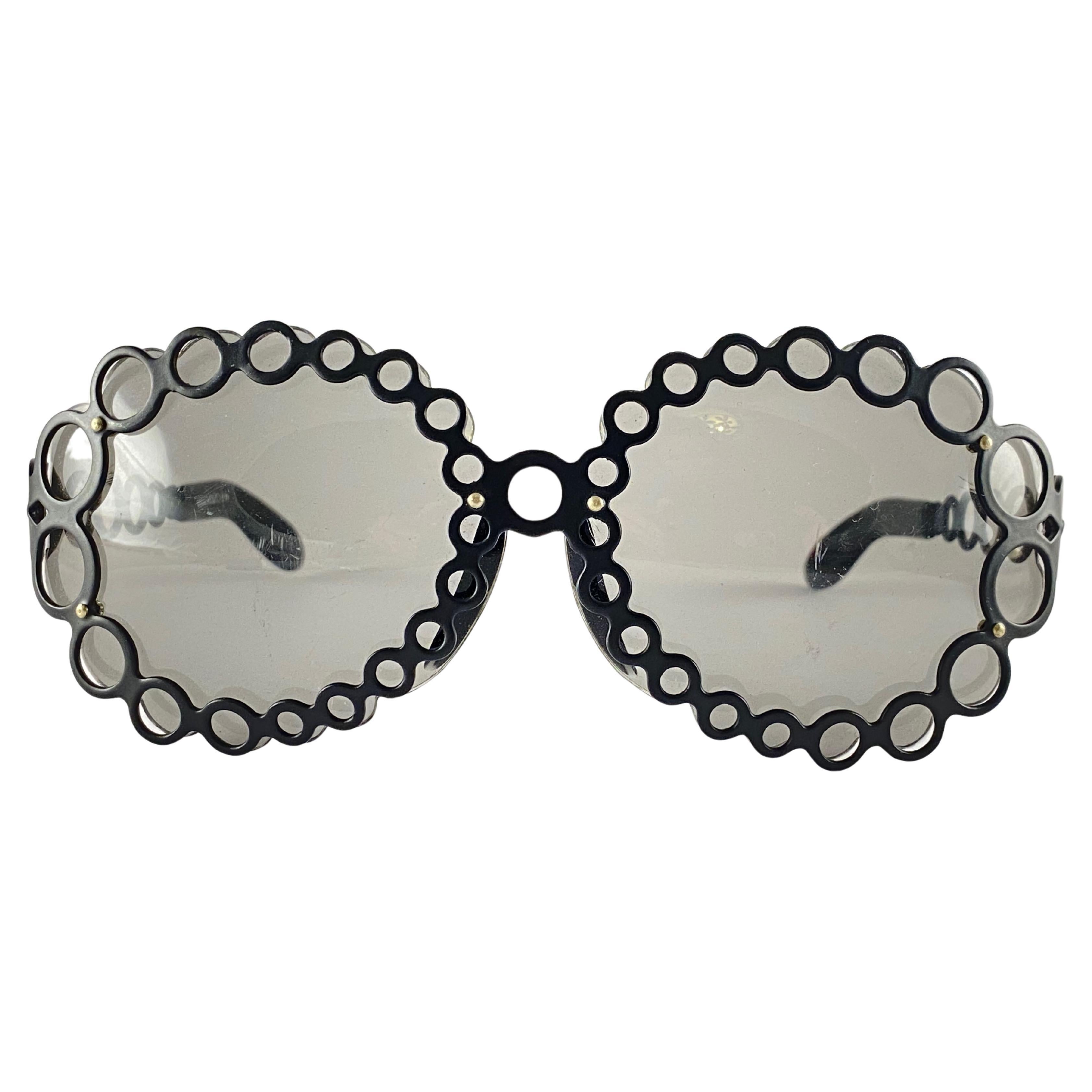 Ultra rare vintage Alain Mikli black frame bubbles motif frame.

Rare item in our collection, this piece has significant and heavy wear on the lenses, frame shows no repairs or modifications. 

Made in France.

MEASUREMENTS :

FRONT : 16 CMS
LENS
