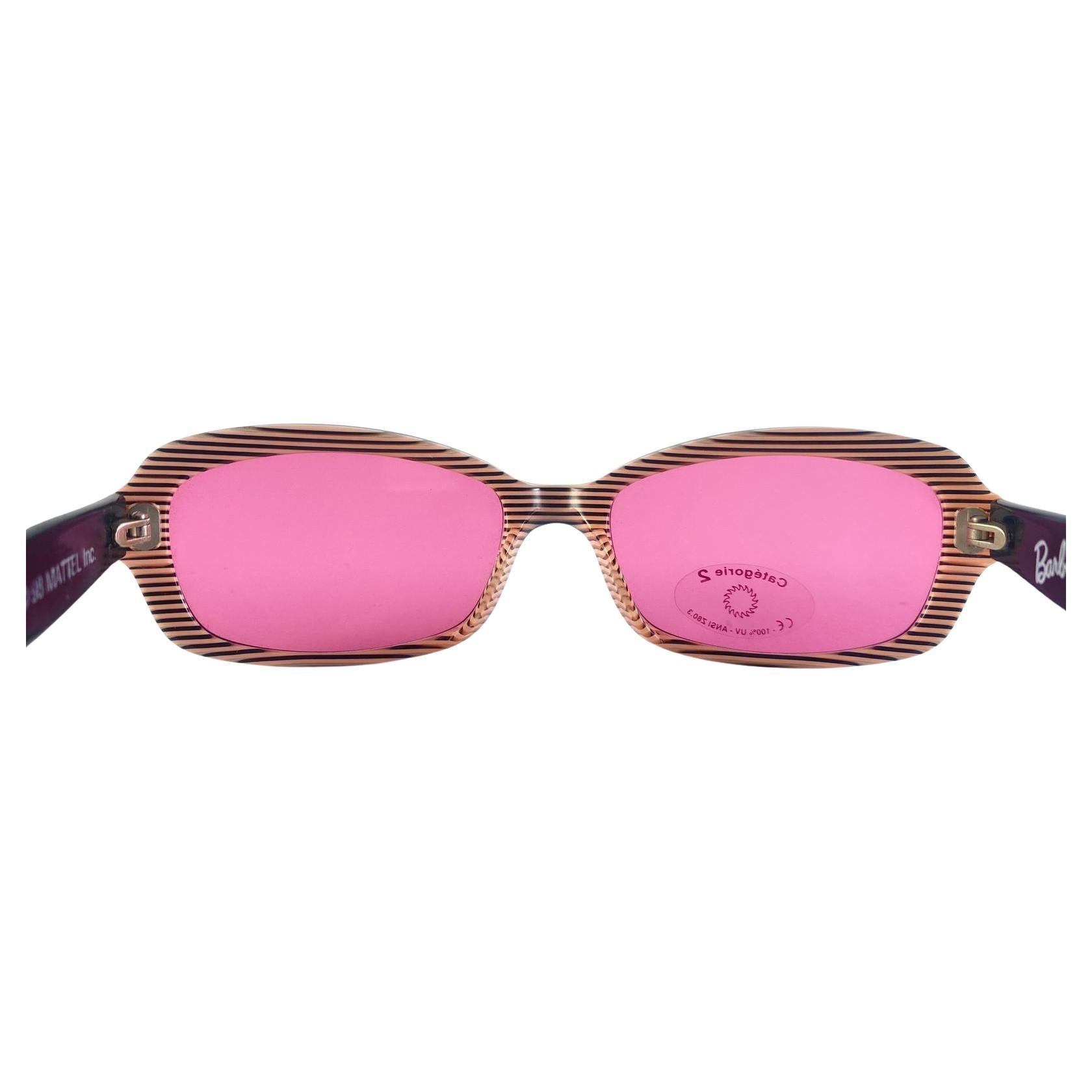 Alain Mikli d'epoca in nero, gambe da Barbie come le tempie.

Deep Rose Lenti.

Si prega di considerare che questo articolo ha quasi 40 anni, quindi potrebbe presentare lievi segni di usura dovuti alla conservazione.

Made In France.

Anteriore 13,5