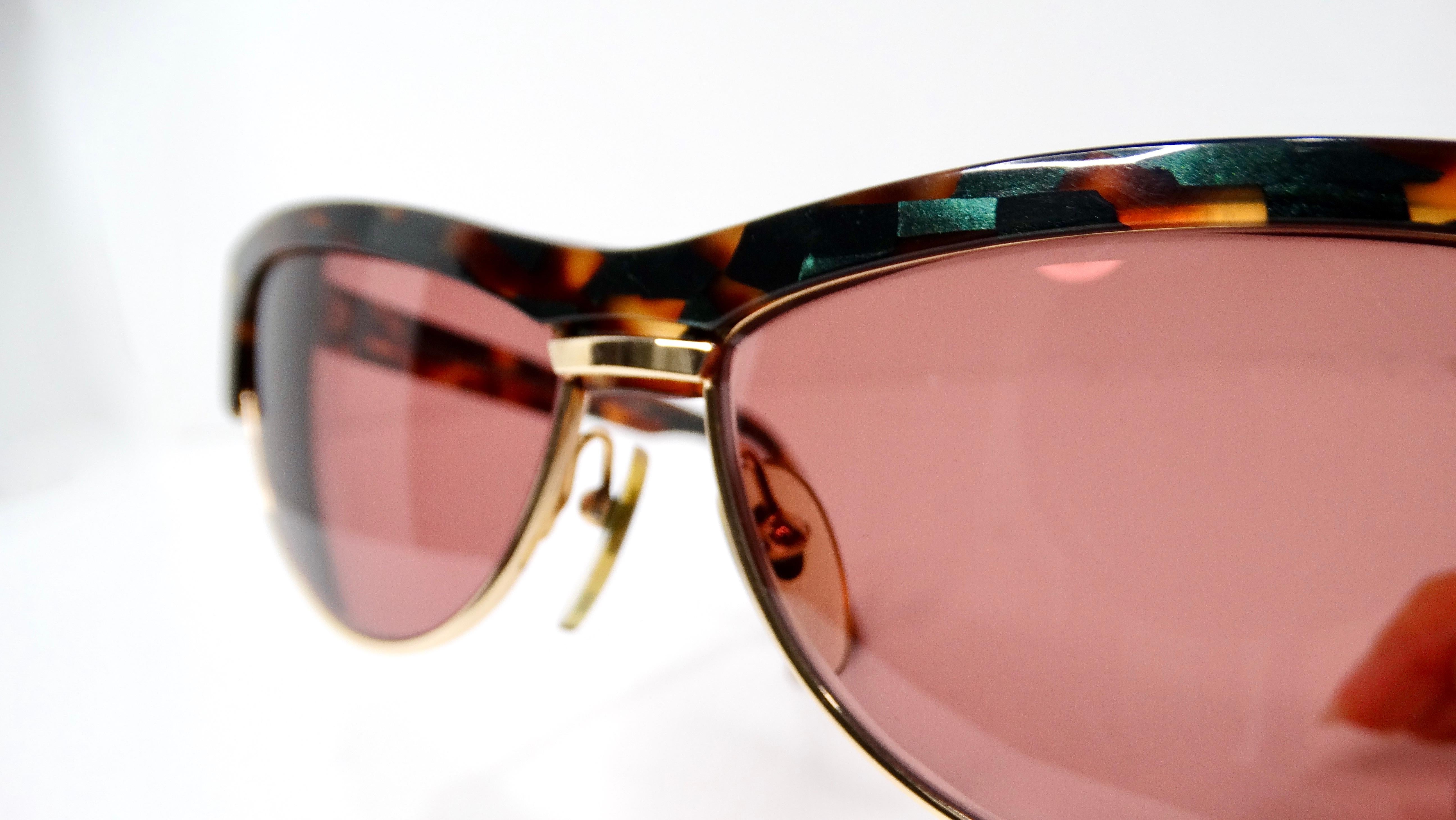 Les lunettes de soleil Vintage Alain Mikli Paris 615 Turquoise Marbled Tortoise sont un accessoire frappant qui exsude une sophistication intemporelle et un art unique. Dotées d'une base classique en tortue brune, ces montures sont rehaussées de