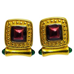 Pendientes vintage de clip de diseño estilo etrusco en tono dorado firmados por ALANA STEWART