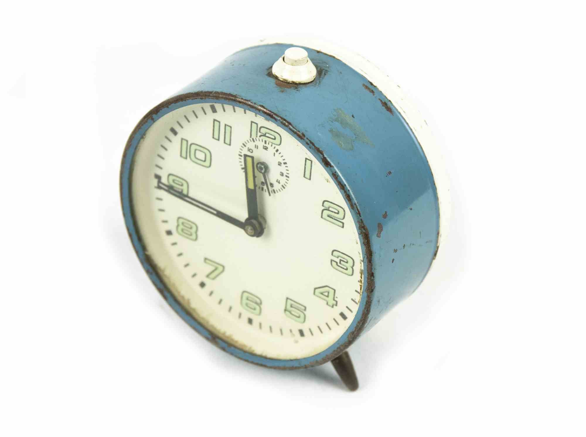 Vintage Alarm Clock ist ein dekoratives Objekt aus den 1970er Jahren.

Eine Vintage-Uhr hellblau gefärbt.

Das perfekte Geschenk für einen Sprung in die Vergangenheit.

Aufgrund der Zeit nicht in perfektem Zustand.