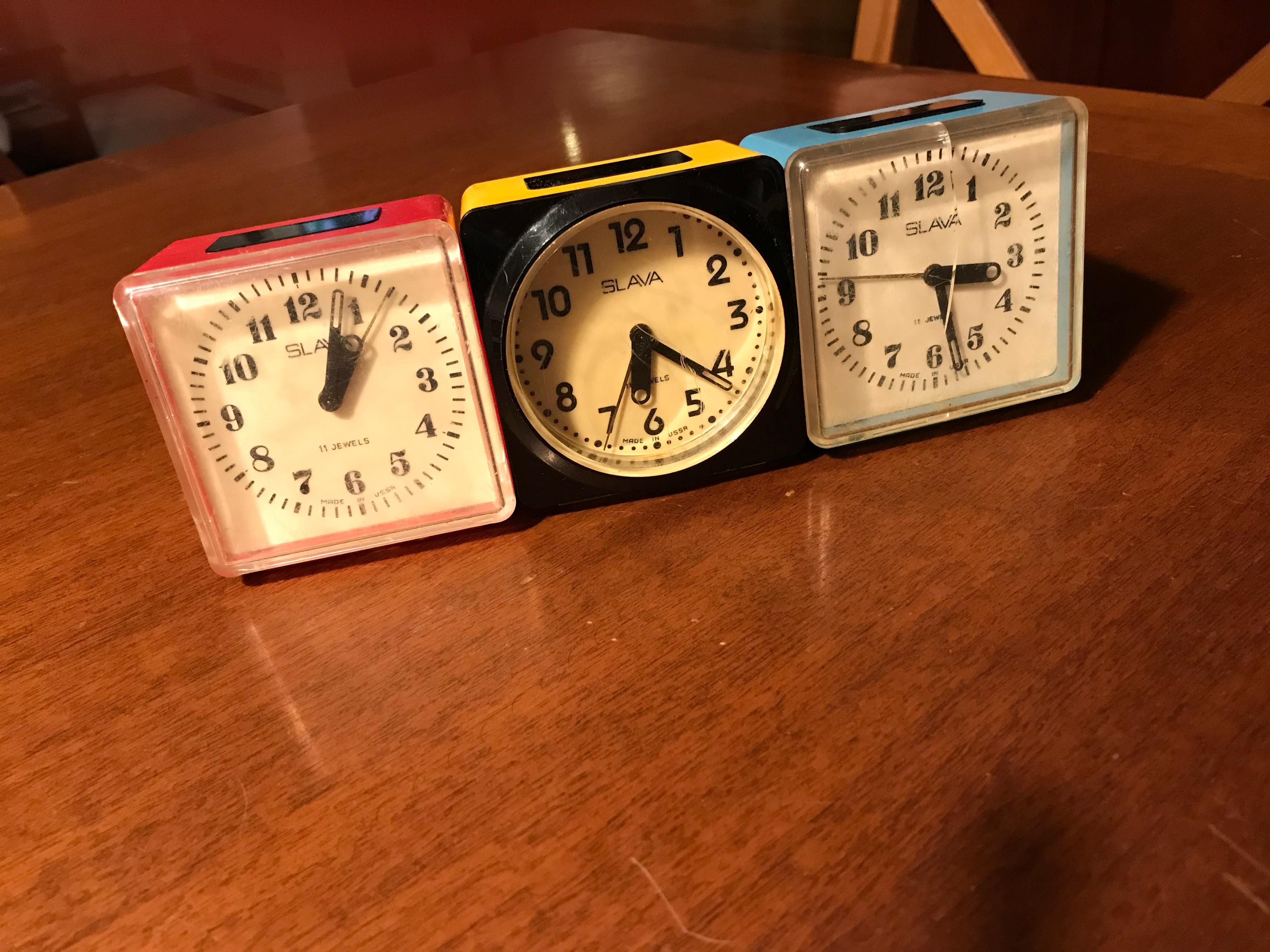 Vintage alarm clock Slava, plastic case, made in USSR, set of 3
This vintage alarm clock Slava has plastic case.
Made in the USSR,
circa 1970-1980s
The clock has vintage condition.