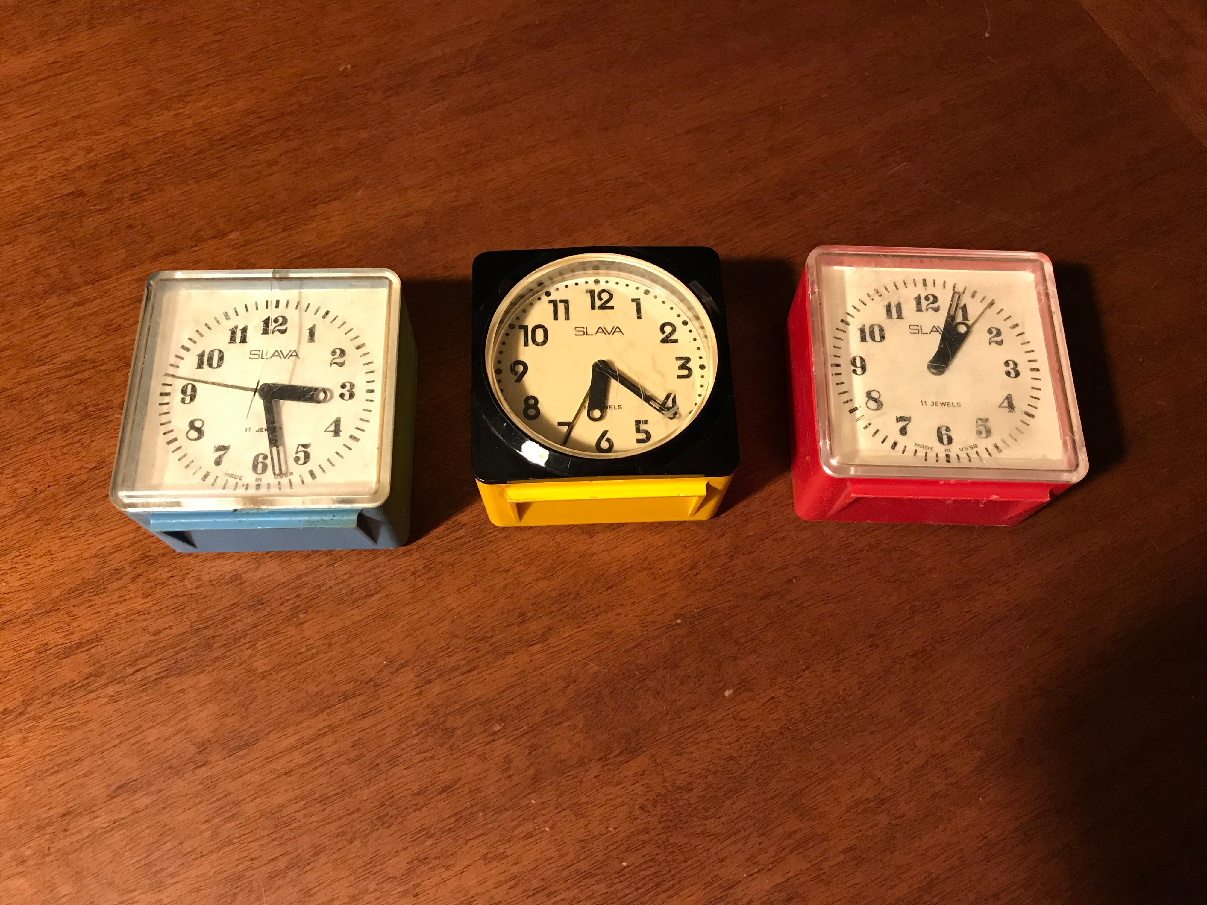 Vintage Alarm Clock Slava, Plastic Case, Made in USSR, Set of 3 In Good Condition For Sale In Lábatlan, HU
