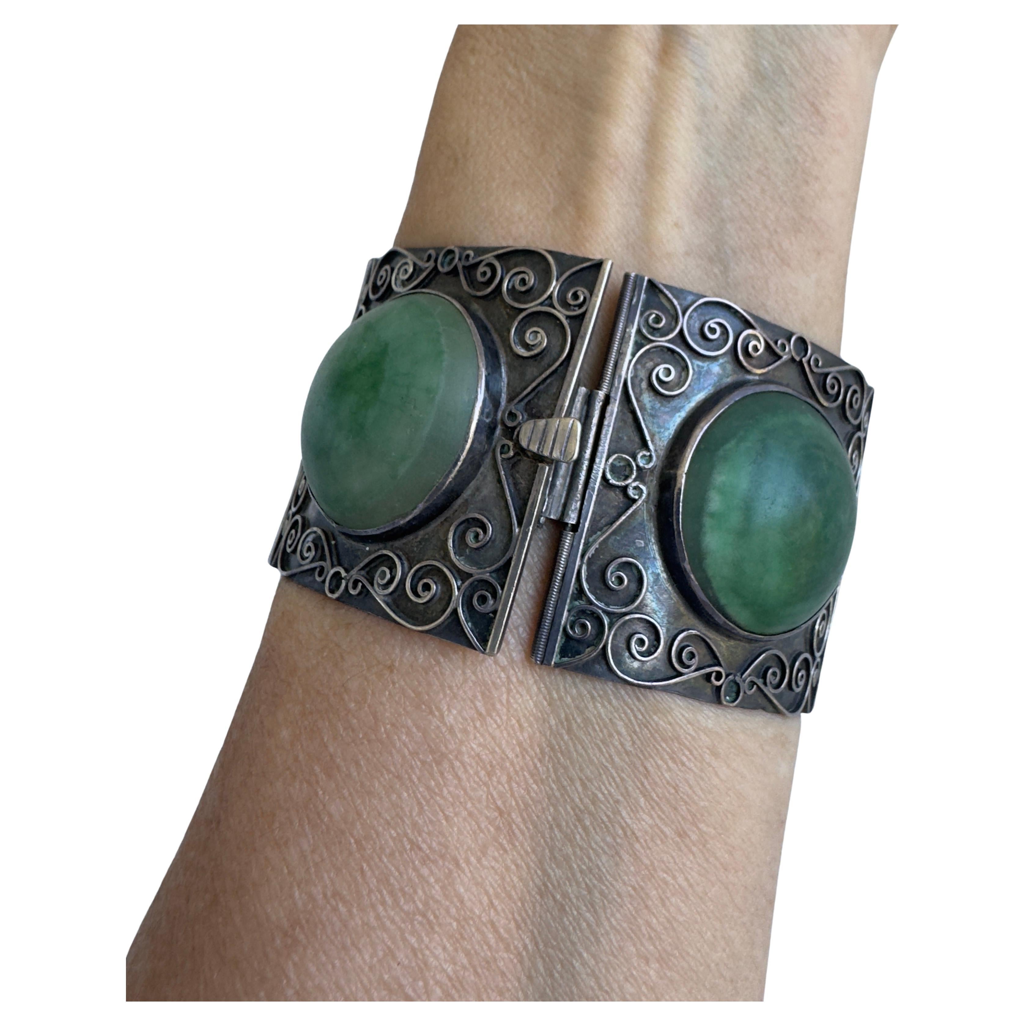 Vintage Alaskan Jade Sterling Silver Bracelet
Vintage Alaskan green jade mounted in sterling silver weight about 76 grams 7 inches long and 1.75 wide.