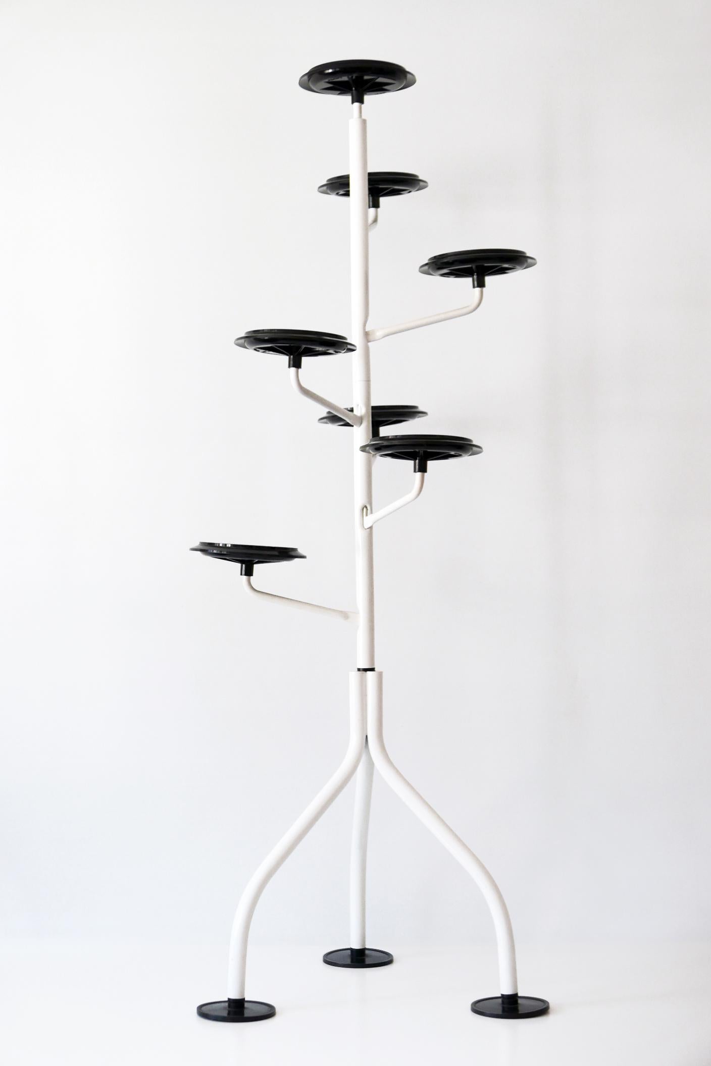 Frühe Ausgabe. Demontierbarer Pflanzkübel oder Blumentopfständer 'Albero' in Form eines Baumes. Entworfen von Achille Castiglioni 1983 für Zanotta, Italien. Gezeichnet: Zanotta Italien.

Horizontal kann jeder Arm um 120 Grad gedreht werden, um