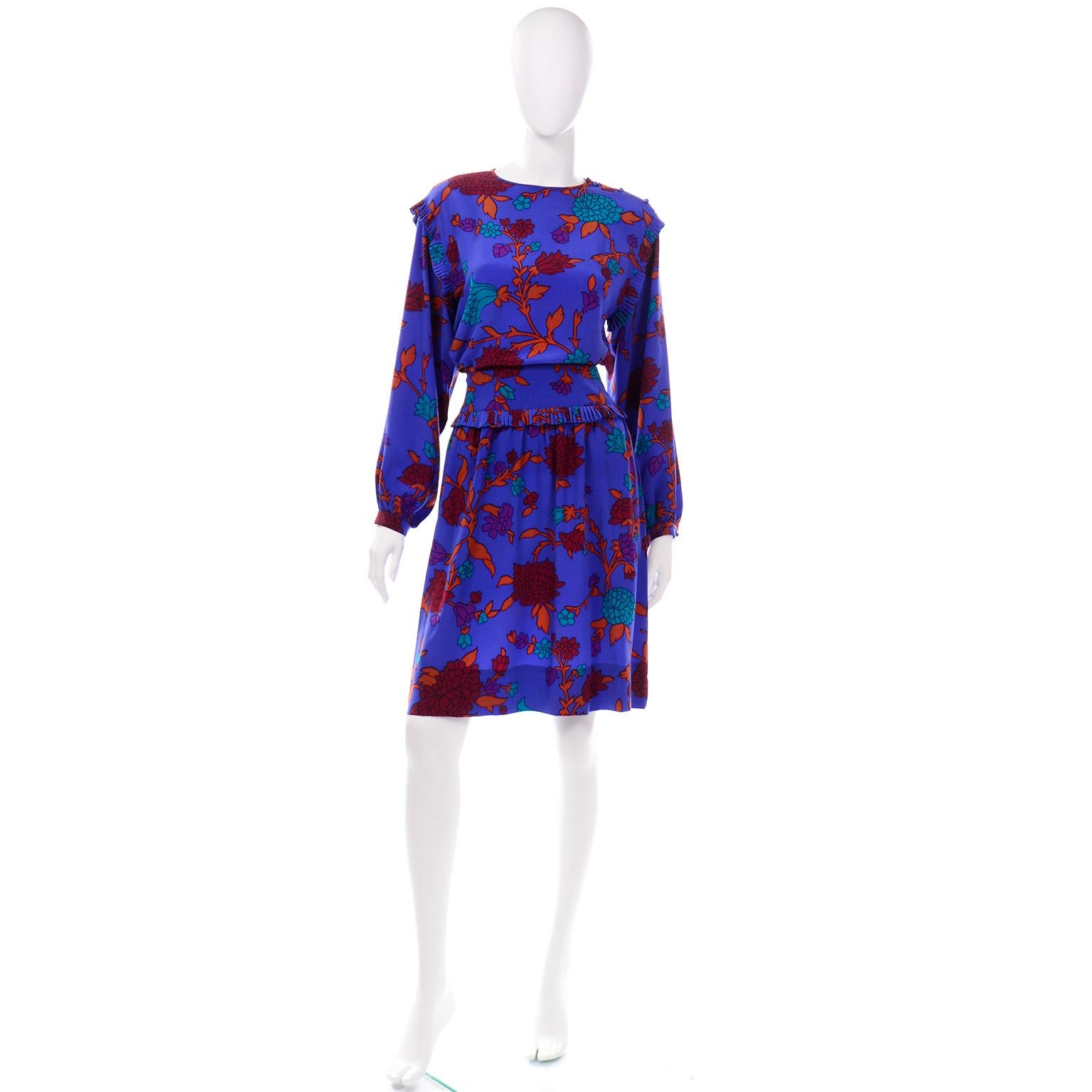 C'est une très belle robe vintage 2 pièces d'Albert Nipon dans un imprimé floral en soie bleu vif. Nous adorons les pièces vintage d'Albert Nipon et nous aimons particulièrement ses tissus et ses imprimés.  C'est en fait Pearl Nipon, la femme