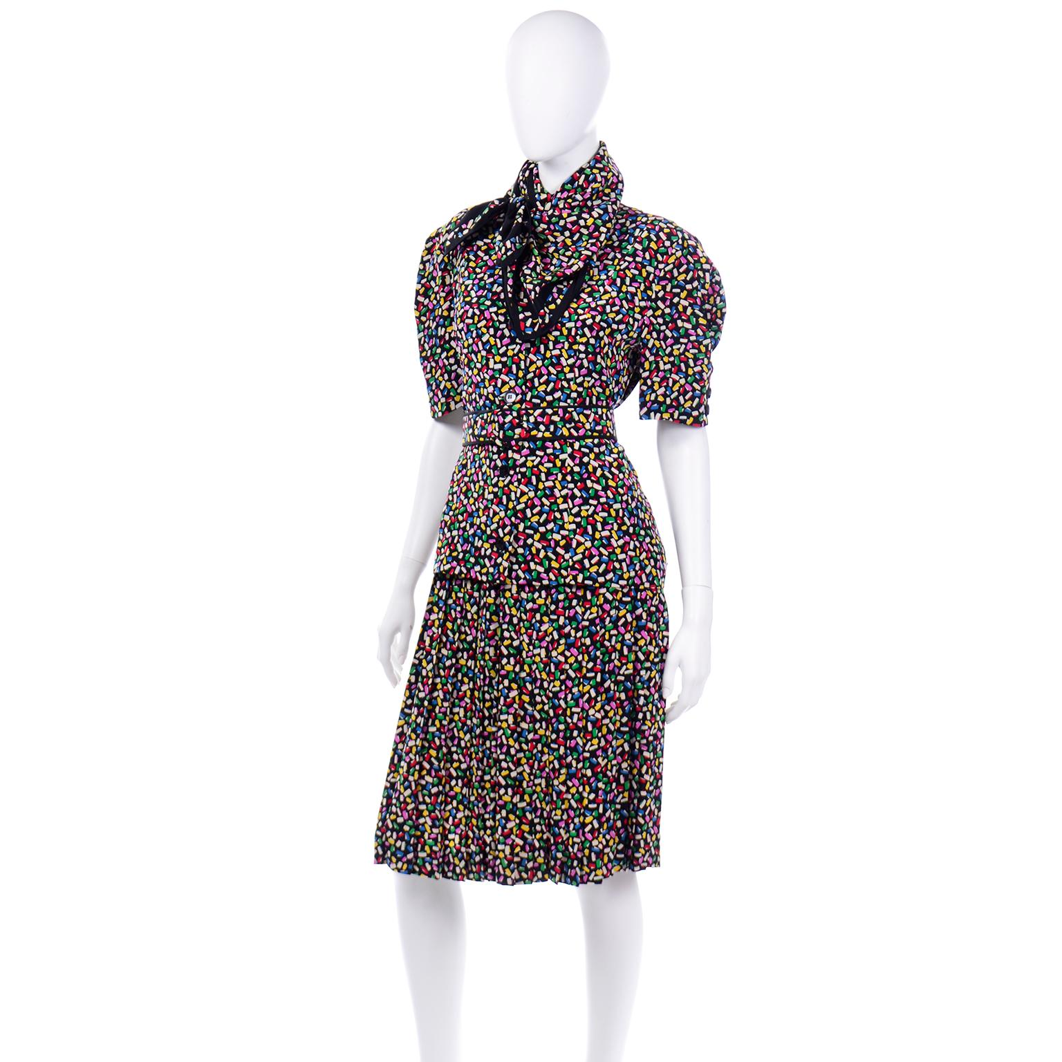 Vintage Albert Nipon Vestido de seda con estampado de confeti de colores, 2 piezas con pañuelo y cinturón en venta 1