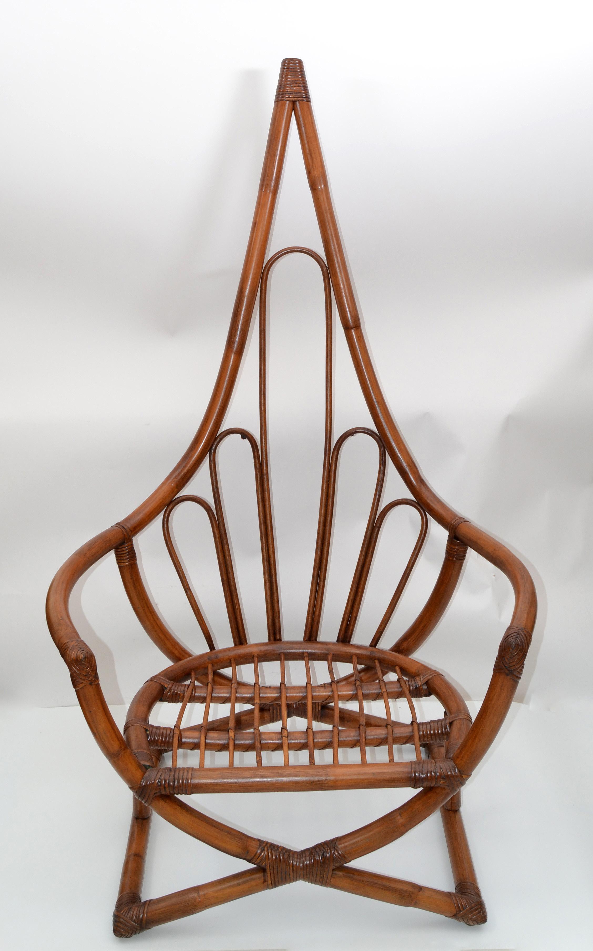 Vintage Franco Albini & Franca Helg style handwoven bamboo, wicker Peacock wingback chair.
Exemplary construction, woven ties are firmly linked.
An iconic design Classic made in Italy.
Arm Height: 21.75 inches.