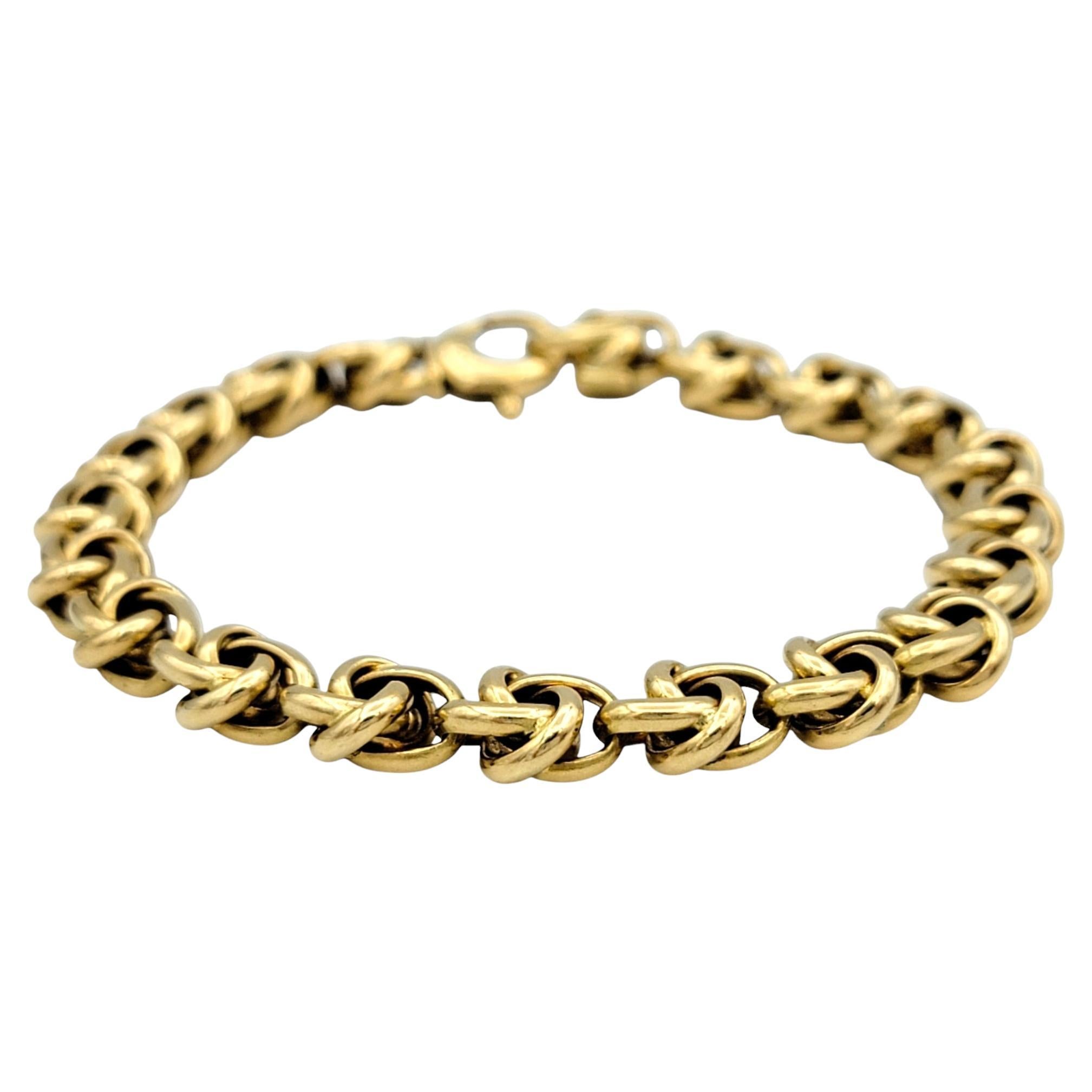 Ce bracelet Aldebert à grosses mailles est un véritable symbole de luxe moderne. Fabriqué en or jaune 18 carats radieux, chaque maillon audacieux est poli à la perfection, dégageant une lueur chaleureuse et un sentiment d'élégance intemporelle. Son