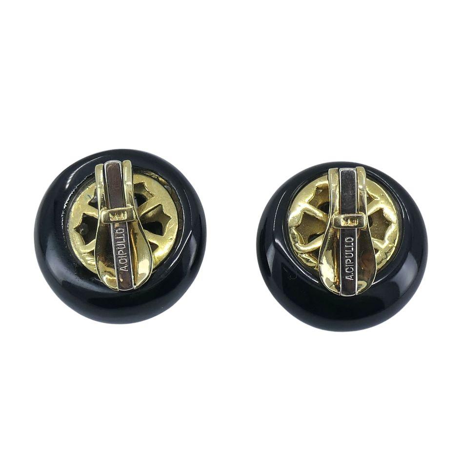 Dieses Paar Vintage-Ohrringe von Aldo Cipullo aus 18-karätigem Gold zeichnet sich durch ein gewagtes Design aus Onyx und Diamanten aus. In der Mitte jedes Ohrrings befindet sich ein gewölbter Onyx-Cabochon, der von einem Kranz aus 18 runden