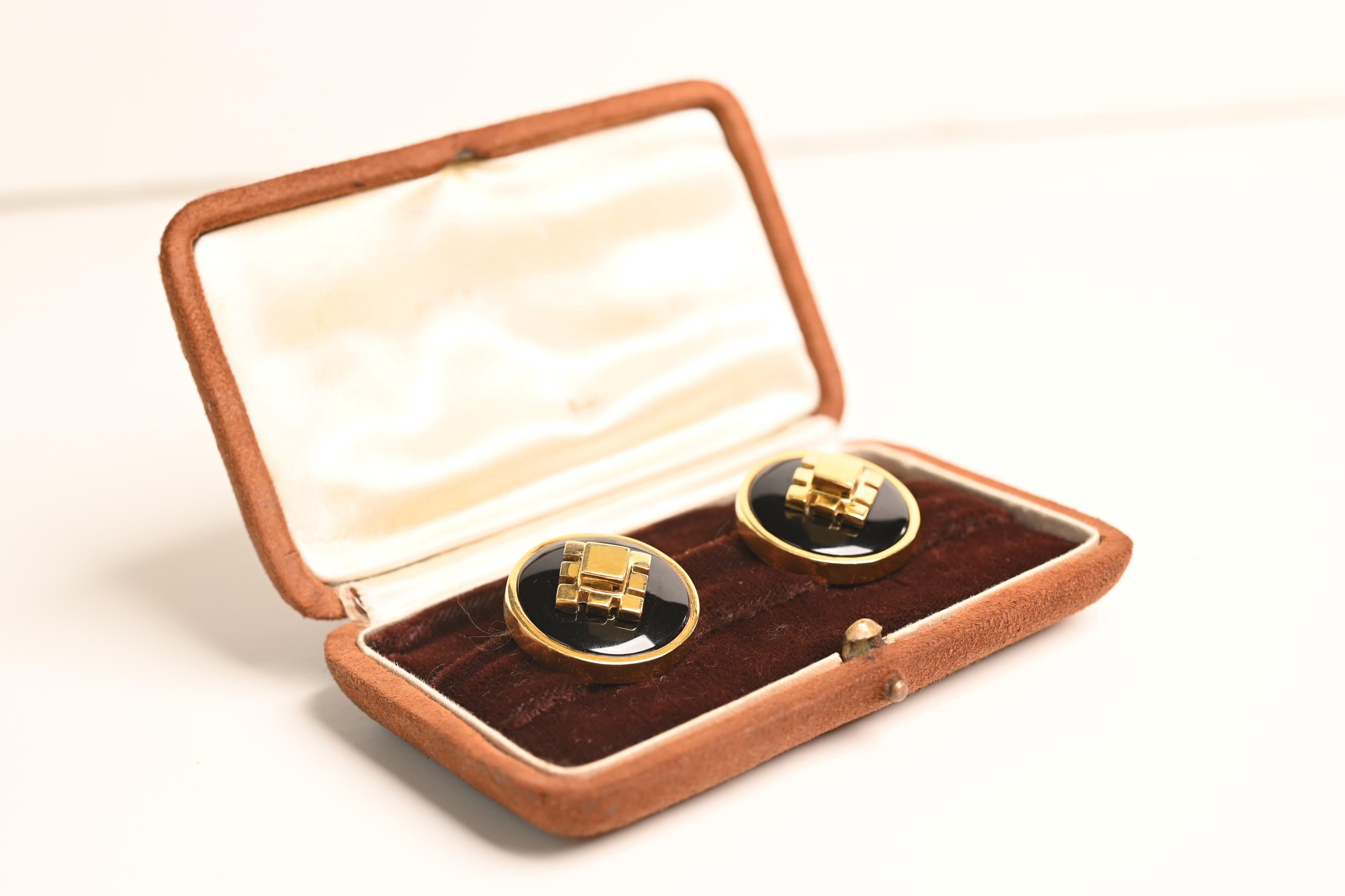 Ein auffälliges Vintage-Ohrringpaar von Aldo Cipullo, das in sorgfältiger Handarbeit aus 18-karätigem Gelbgold gefertigt wurde, unterstreicht den ikonischen Stil und die kühne Ästhetik des Designers. Jeder Ohrring besteht aus einem reichen, runden