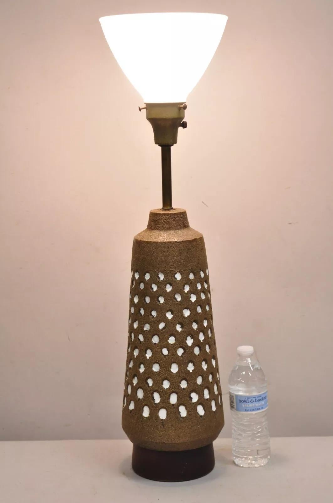 Lampada da tavolo vintage Aldo Londi for Bitossi Italy Mid Century Modern in ceramica marrone con dettagli dipinti a mano in bianco su una base in noce. Circa metà del XX secolo. Misure: 29
