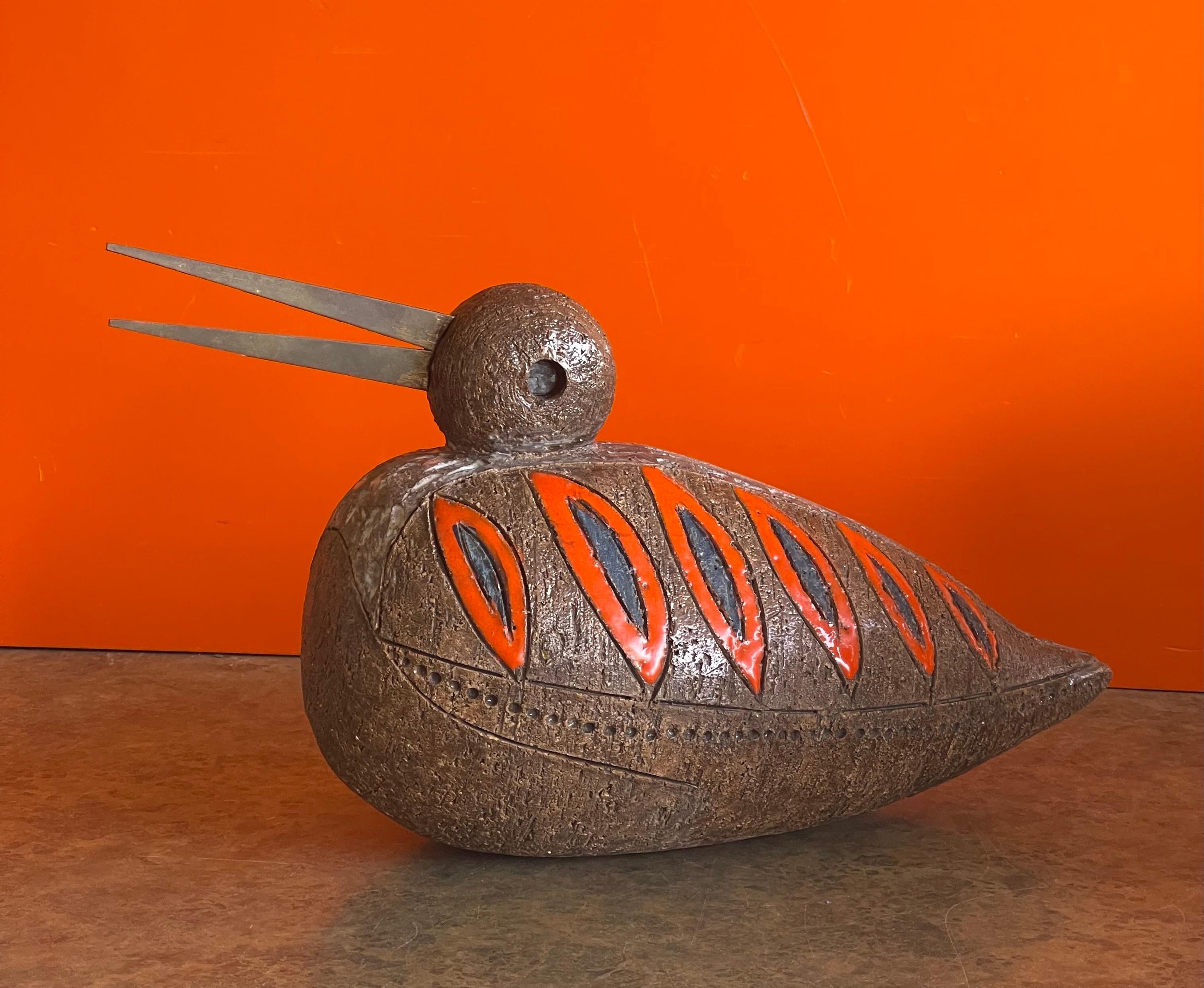 Vintage Keramik Vogel / Ente Skulptur von Aldo Londi für Bitossi Raymor, ca. 1960er Jahre. Das Stück ist in sehr gutem Vintage-Zustand mit toller Farbe und Textur; es wäre eine fantastische Ergänzung für jede Sammlung aus der Mitte des Jahrhunderts.