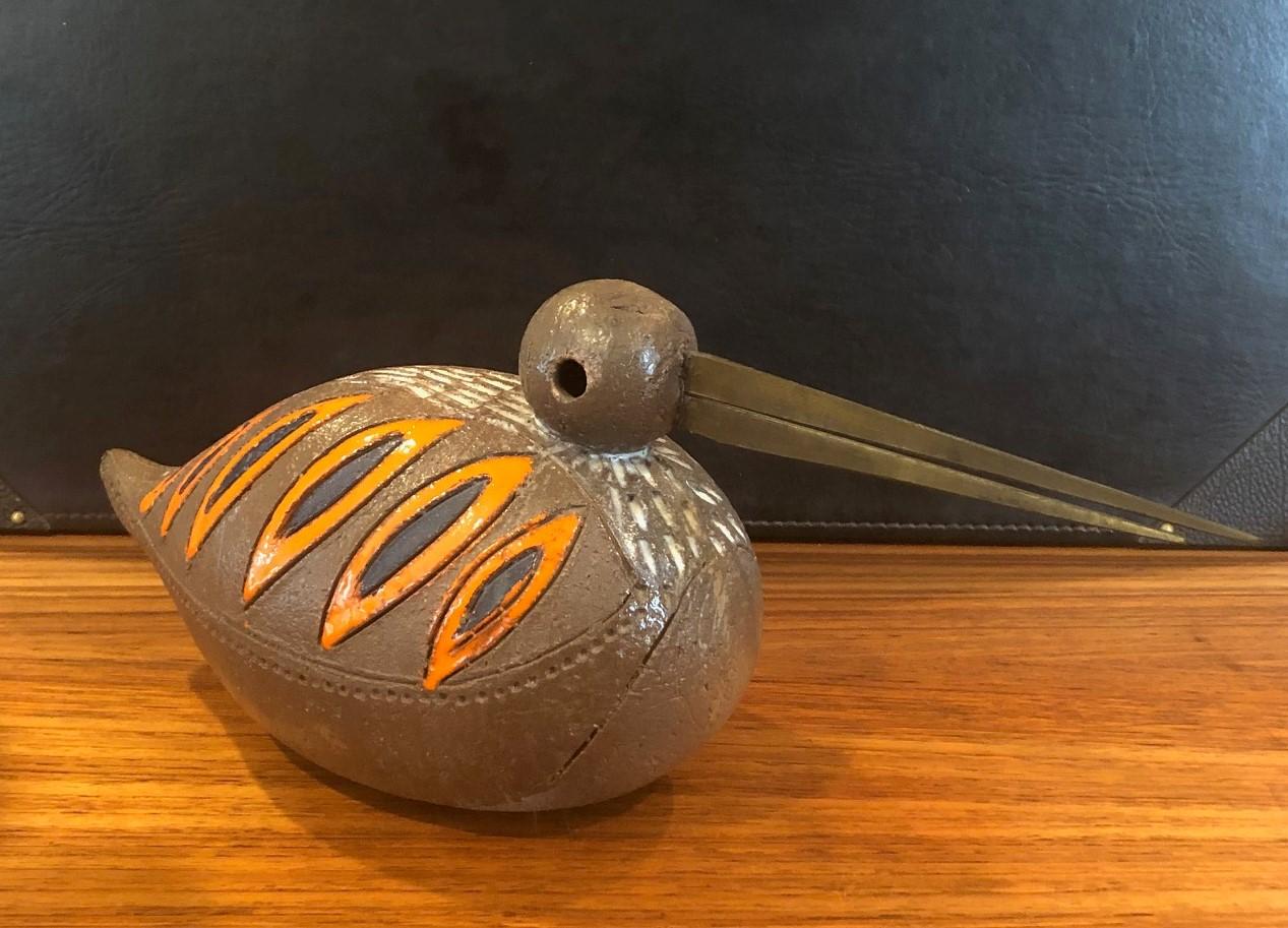 Vintage ceramiche bird / duck sculpture by Aldo Londi for Bitossi Raymor, circa 1960s. The piece is in very good vintage condition with great color and texture; it would make a fantastic addition to any midcentury collection. This is a vintage