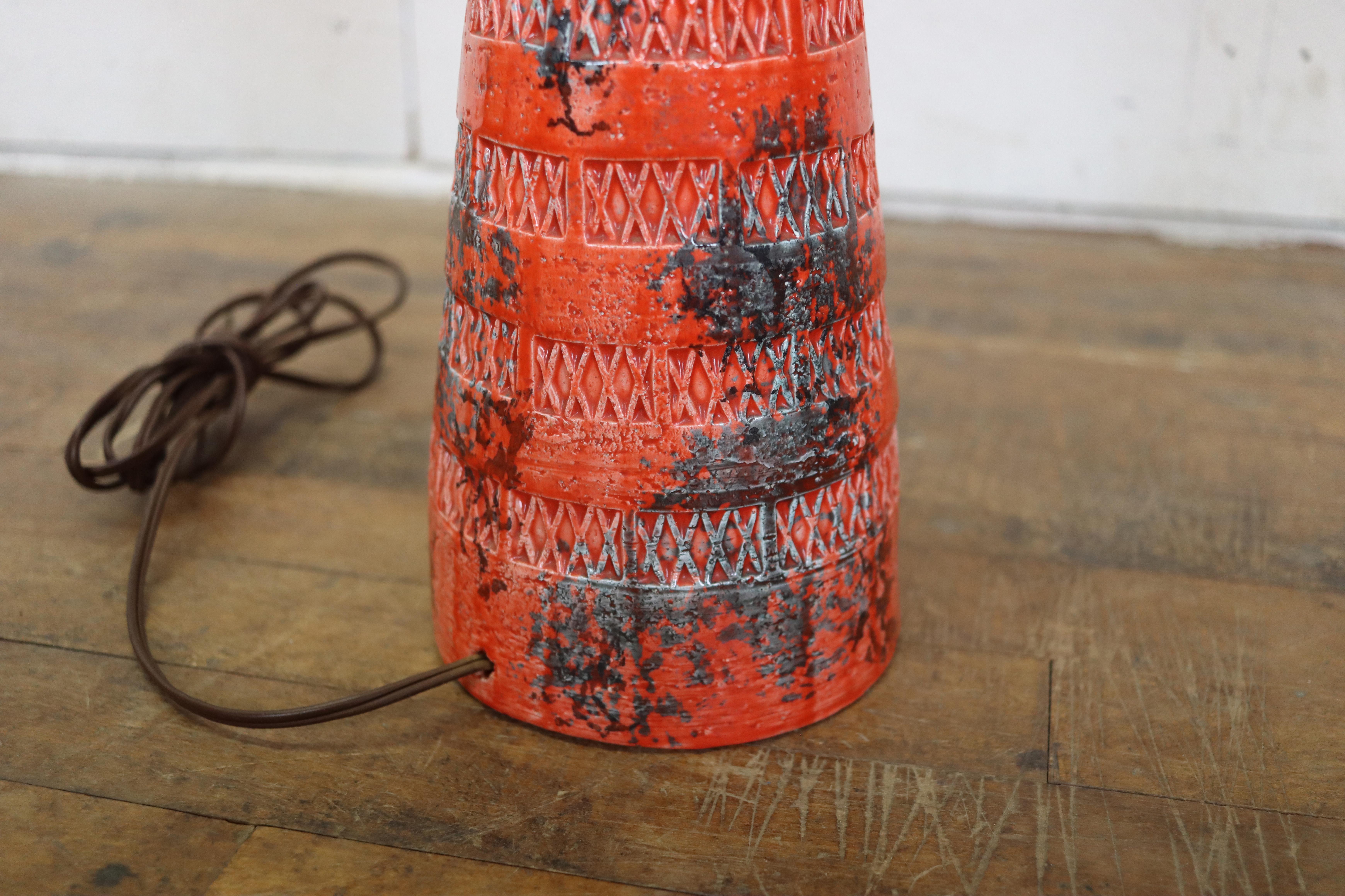Vintage Aldo Londi Raymor Bitossi Style Lava Red Pottery Table Lamp In Good Condition In Media, PA
