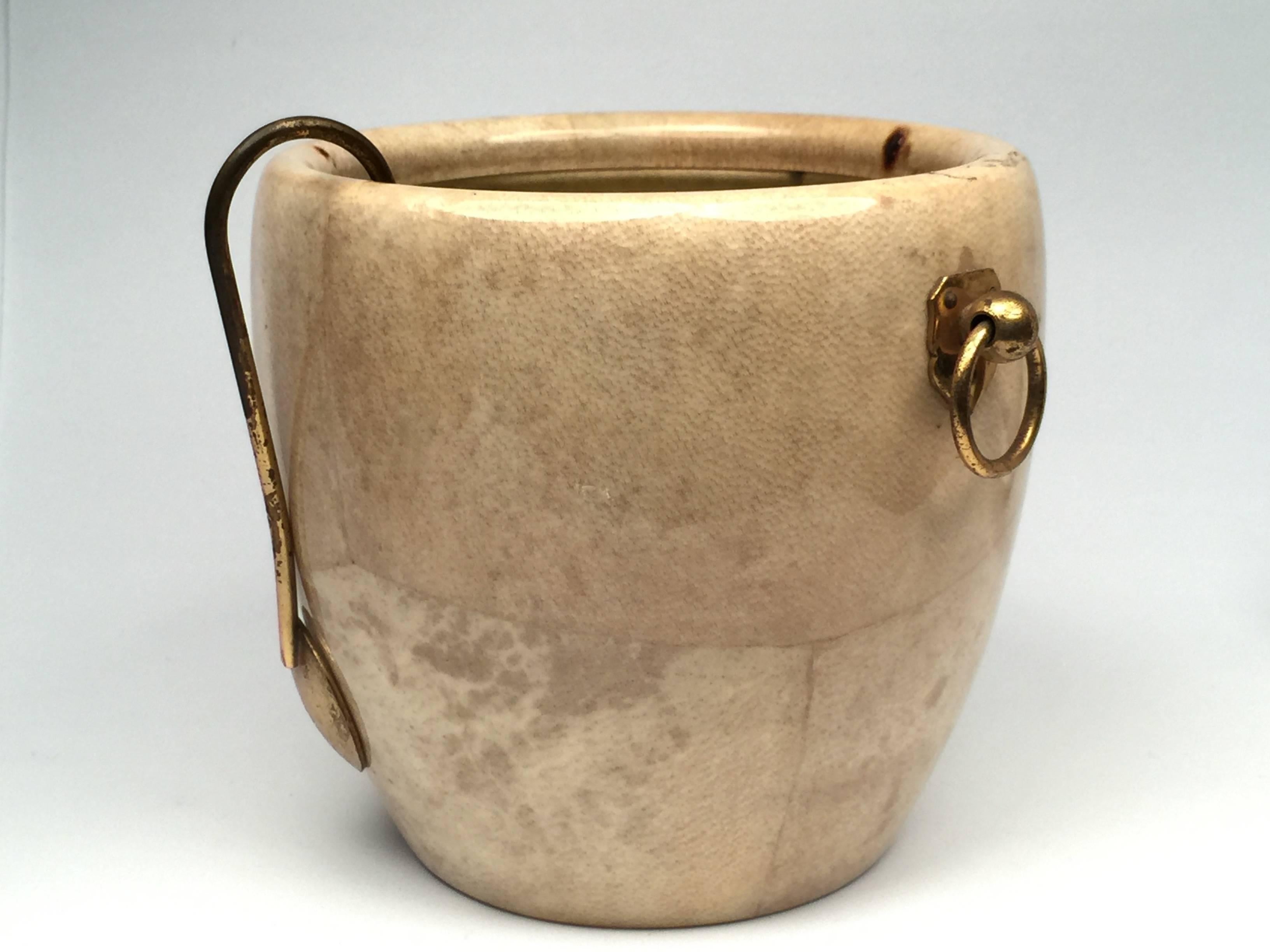 Vintage Aldo Tura beige goatskin and brass ice bucket
1940s made in Italy.

This piece is in good vintage condition with porous grains on the brass details.

An amazing and seldom piece in this condition.