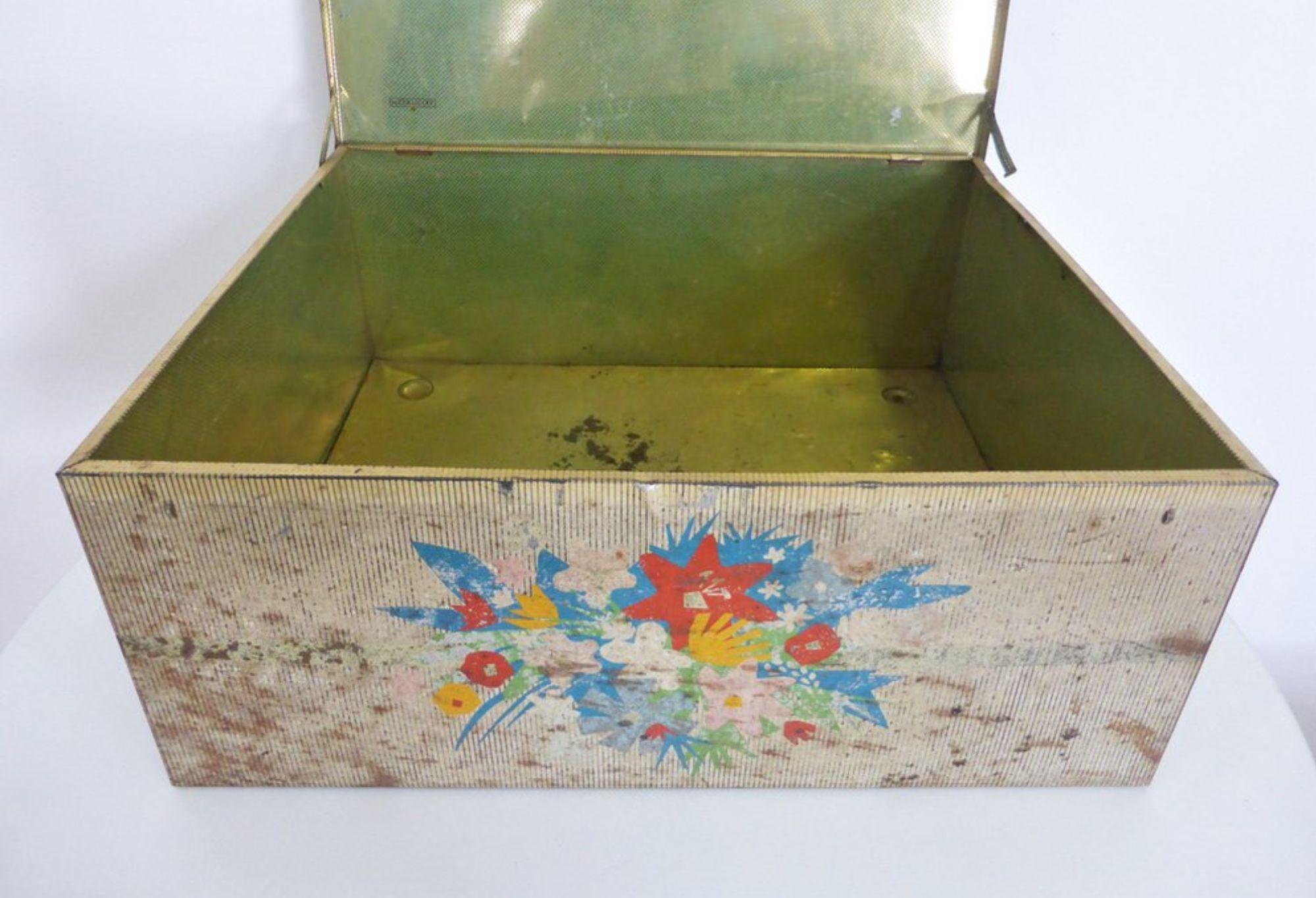 Vintage Alemagna Milano Blechkoffer, 1950er Jahre - ein seltenes italienisches Sammlerstück

Versetzen Sie sich zurück in die Eleganz des Italiens der Mitte des Jahrhunderts mit dieser alten Alemagna Milano Blechkiste aus den 1950er Jahren. Diese