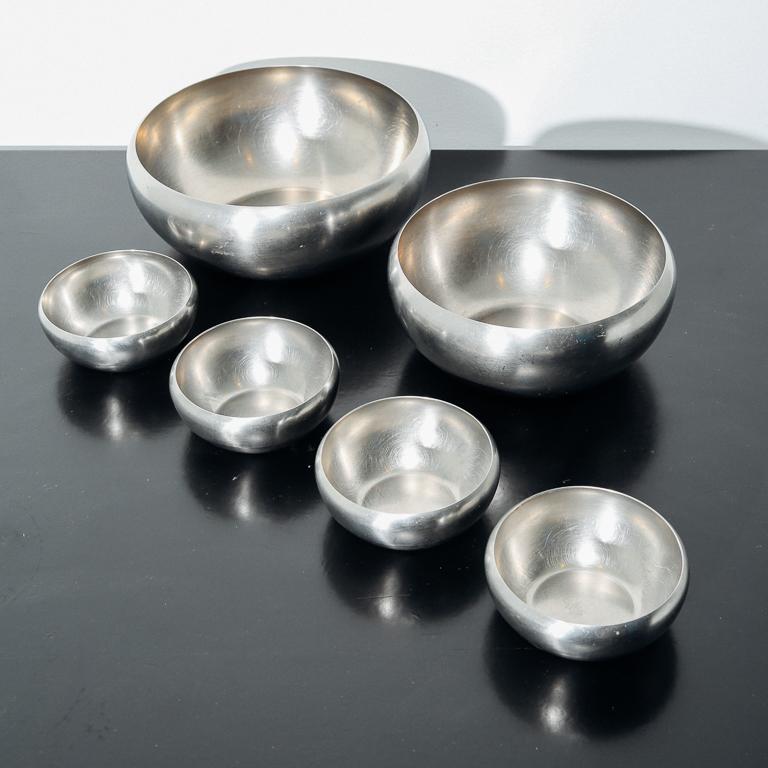 Vintage 6-piece stainless steel salad bowl set by Carlo Mazzeri for Alessi. Includes 2 larger bowls and 4 serving.