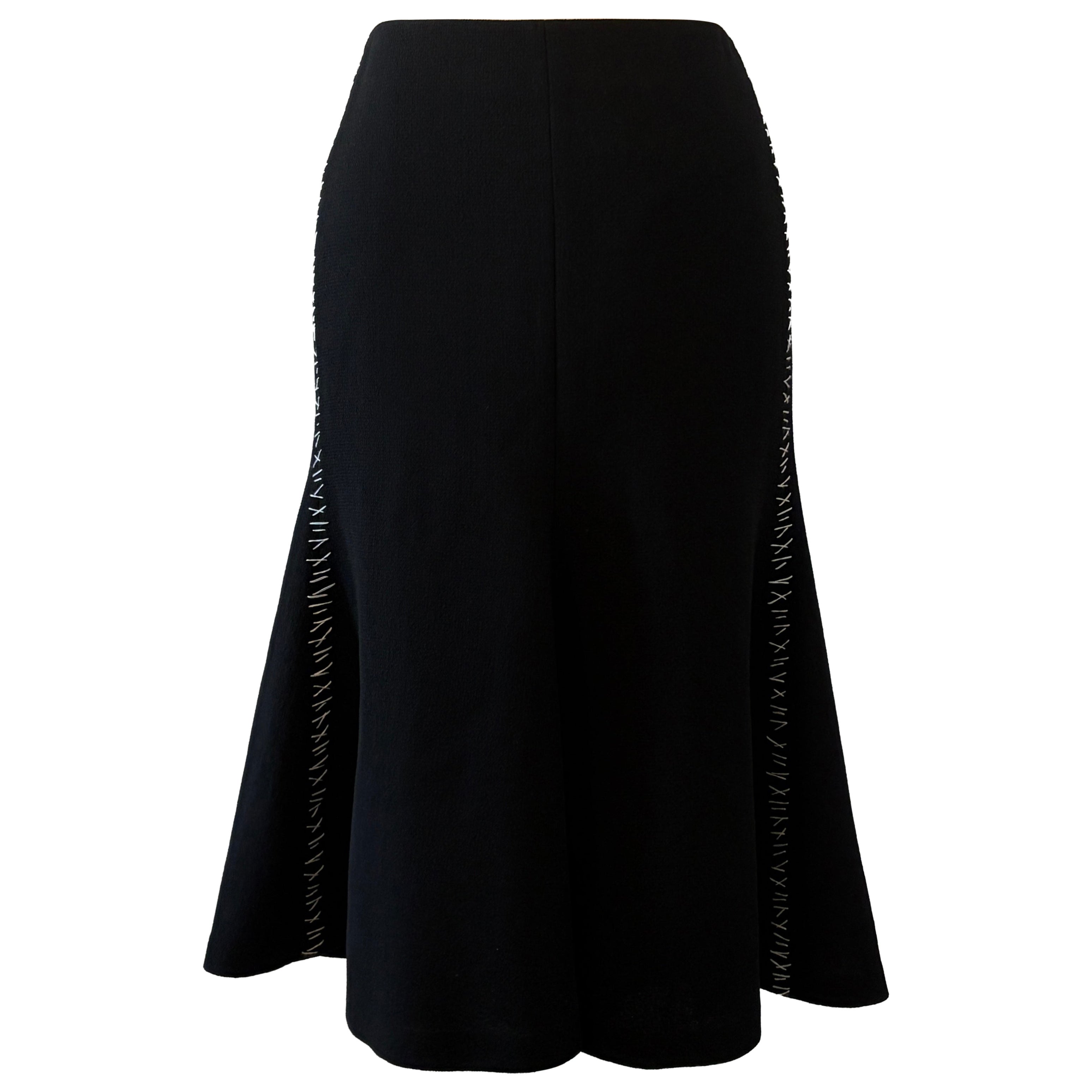 Jupe évasée noire vintage Alexander McQueen des années 2000, avec des surpiqûres blanches