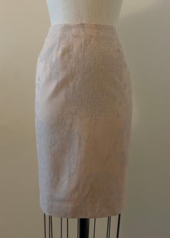 Jupe crayon vintage Alexander McQueen des années 2000, en jacquard rose et argenté