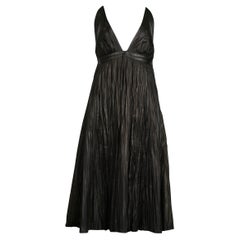 Alexander McQueen Schwarzes Fortuny-Kleid aus Leder mit Knitterdetails