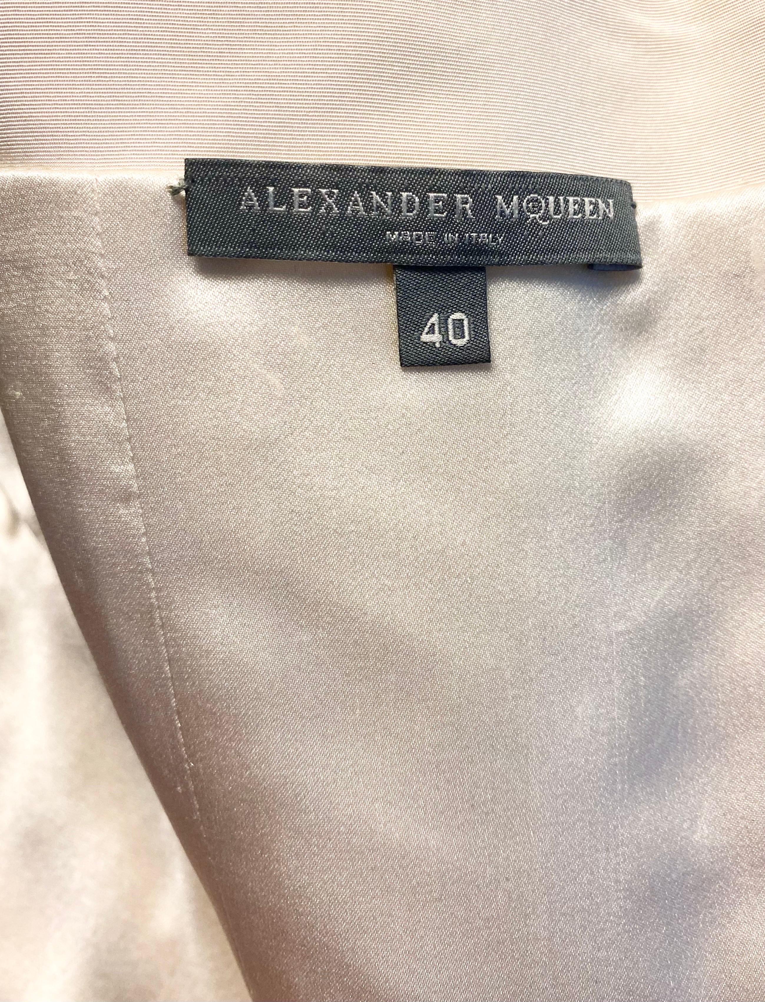 Robe vintage ALEXANDER MCQUEEN en soie blanche optique et cuir verni découpé au laser en vente 2