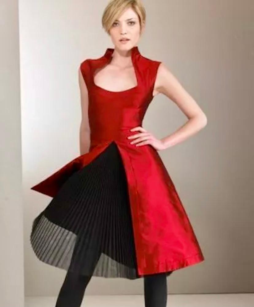 2007 Alexander McQueen red cocktail dress, with pleated black tulle skirt 

Size: EU - 40

Сomposition: Silk, Tulle


Made in Italy

Excellent condition.