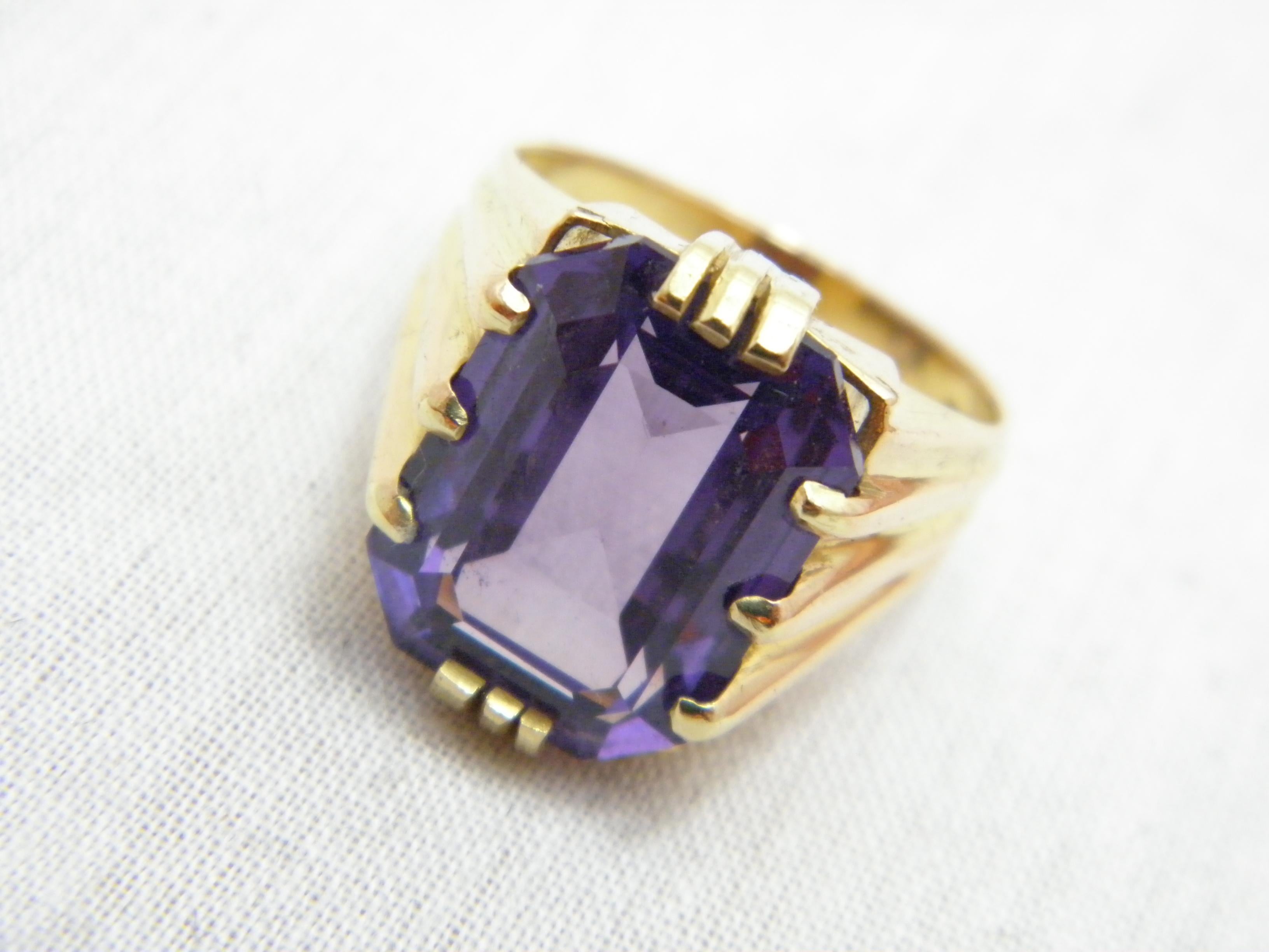 For your consideration I have this amazing:

18CT GOLD ALEXANDRITE CORUNDUM HUGE SOLITAIRE STATEMENT SIGNET RING

DETAILS
Material: 18ct 750/000 Yellow Gold - VERY heavy
This ring has a very thick and sturdy shank hence ideal if resizing