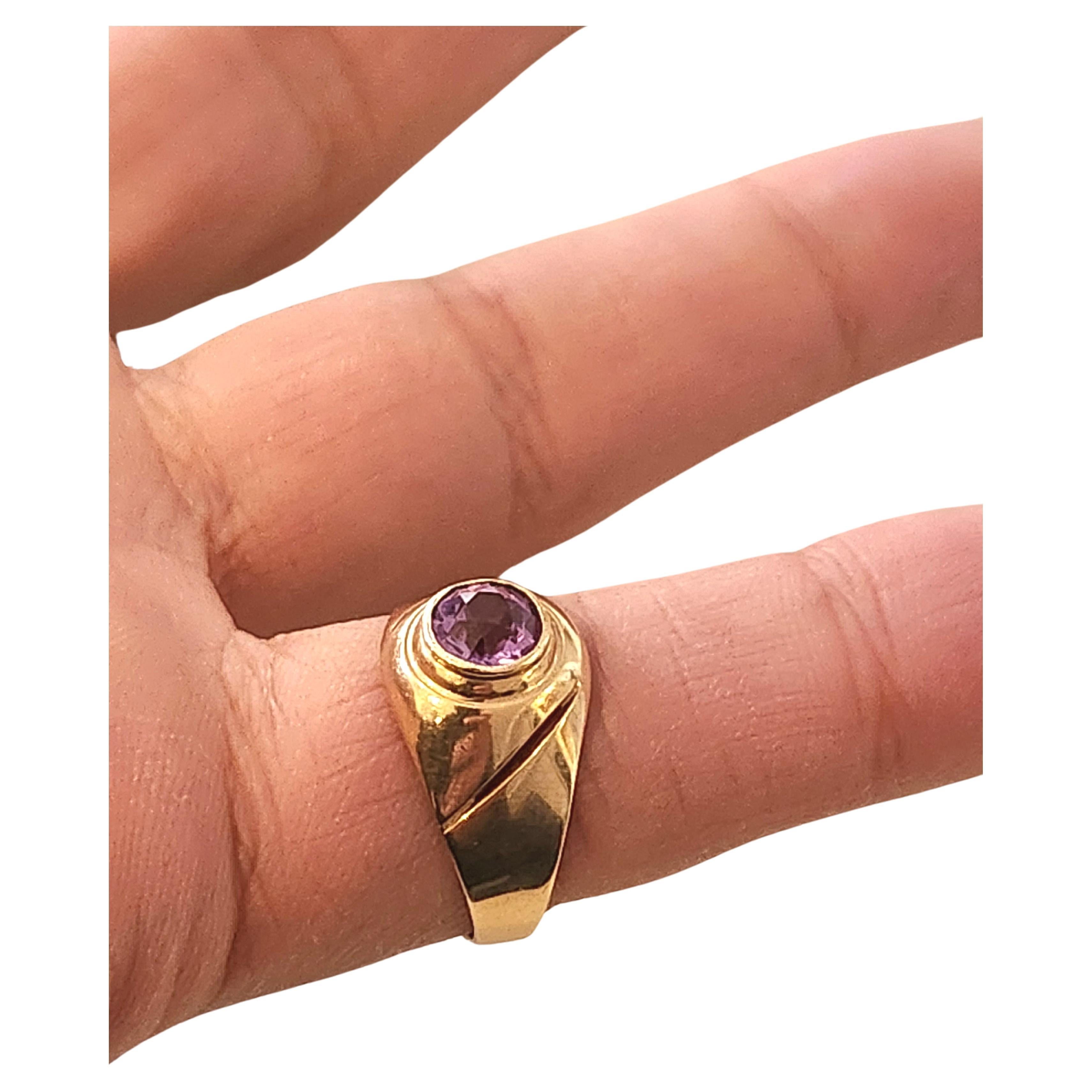 Vintage Alexandrite Gold Solitaire Ring In Good Condition For Sale In Cairo, EG