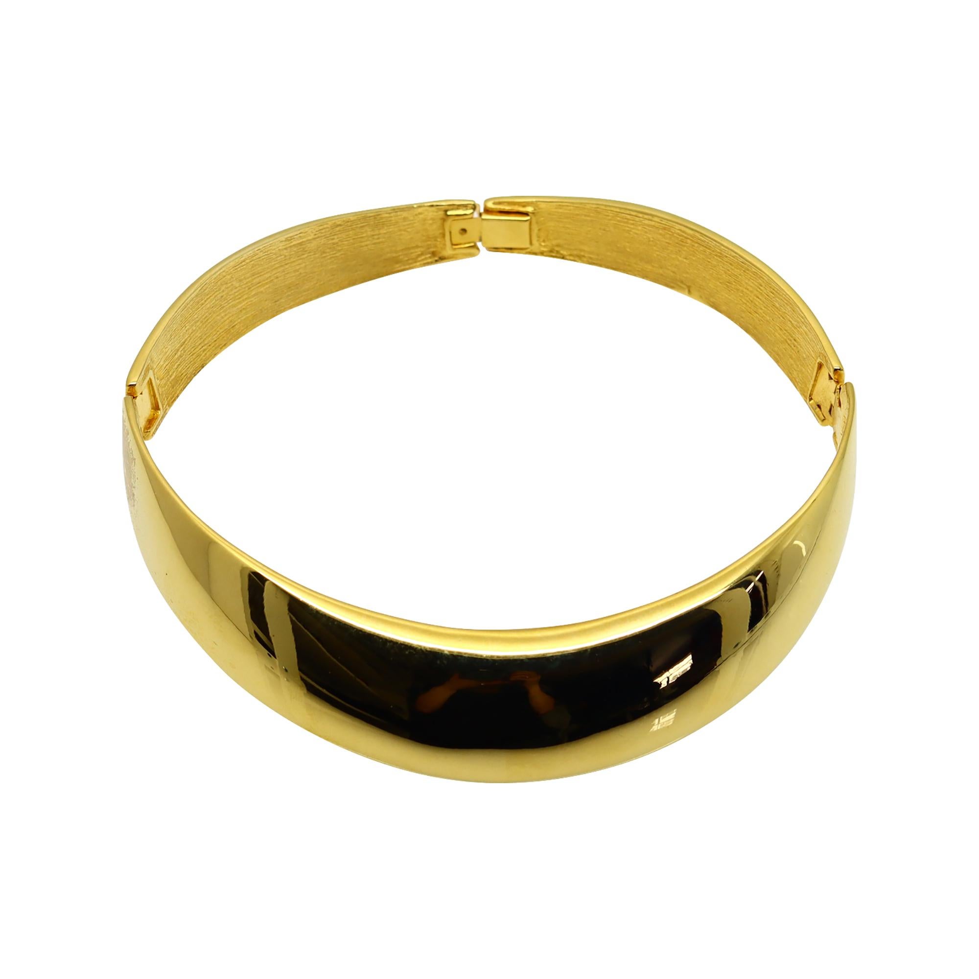 Collar gargantilla vintage Alexis Kirk articulado en tono dorado. Desciende por delante. Quedaría bien con una camiseta, un cuello de tortuga, una blusa blanca o lo que sea.  O un vestido abierto. Posibilidades infinitas. Mide unos 25 cm de
