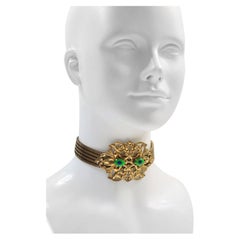 Collier ras-du-cou vintage Alexis Kirk, de couleur dorée, orné d'un médaillon aux yeux verts, datant des années 1990 environ