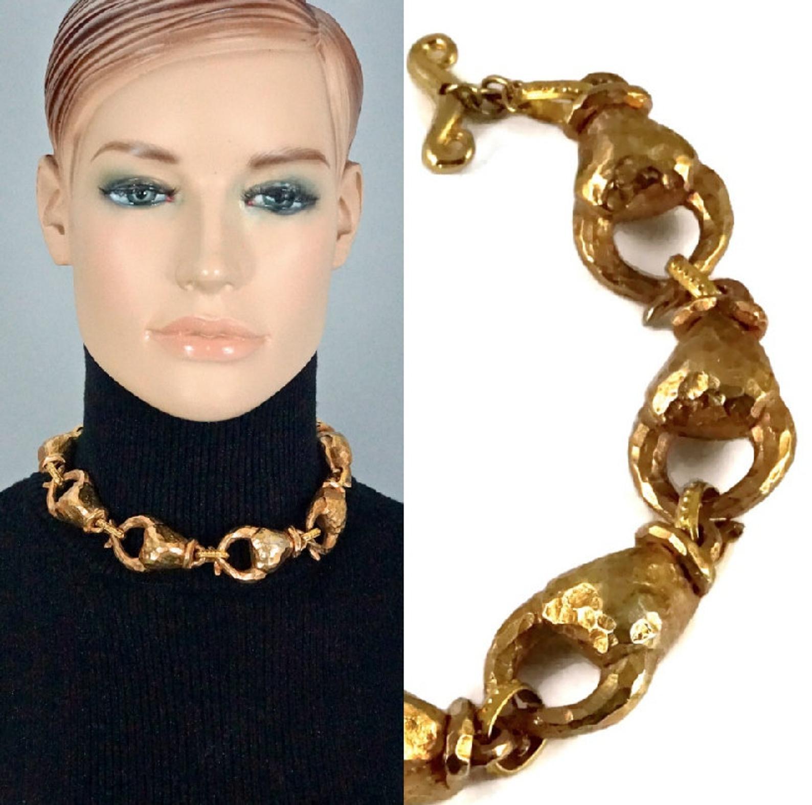 Vintage ALEXIS LAHELLEC PARIS Hammered Claw Choker Necklace

Measurements:
Height: 1.10 inches (2.8 cm)
Length: 16.33 inches (41.5 cm)

Features:
- 100% Authentic ALEXIS LAHELLEC PARIS.
- 3 dimensional hammered claw link choker necklace.
- Gold