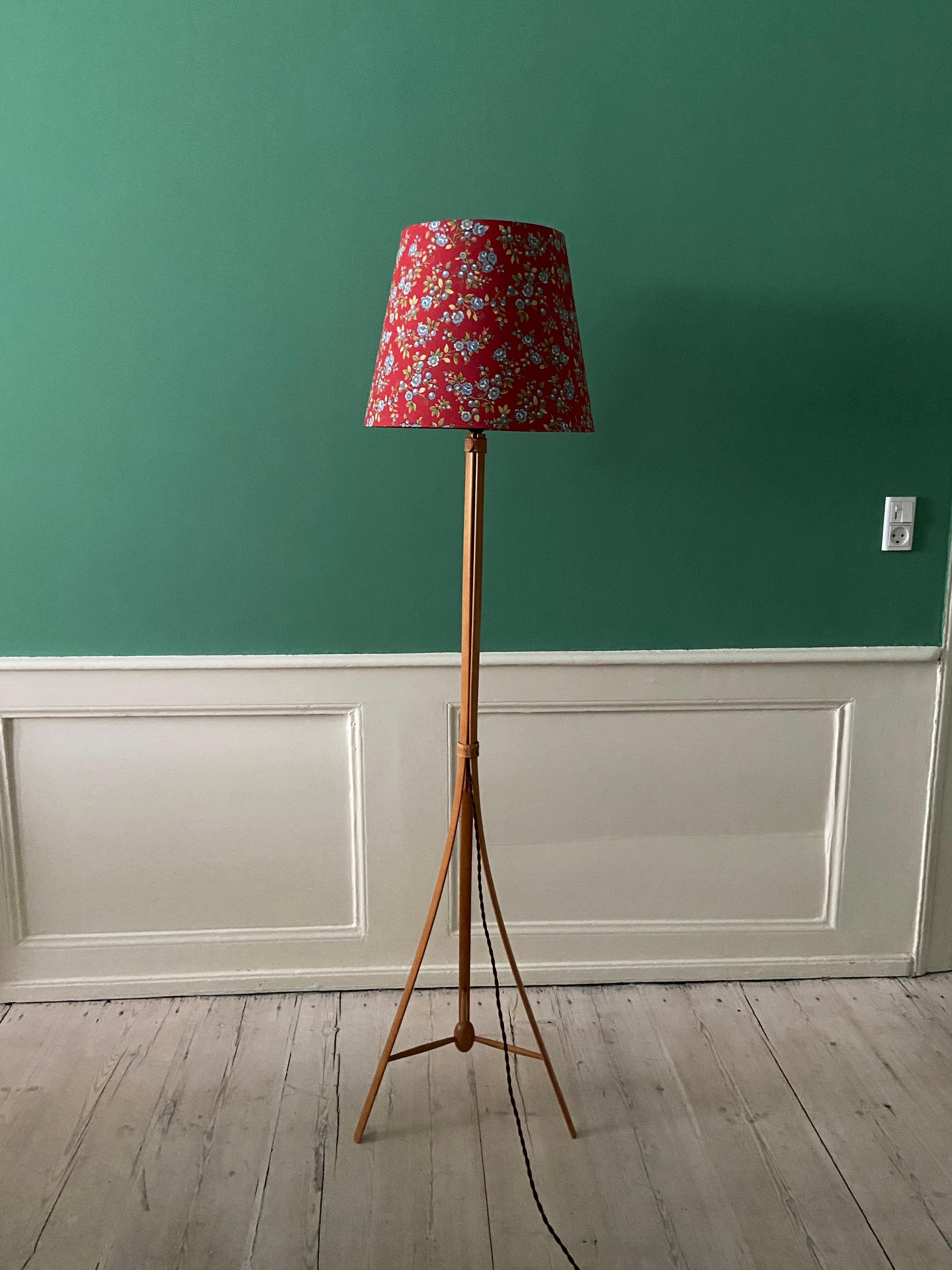 Vintage Alf Svensson Floor Lamp in Birch with Customized Shade, Sweden, 1950s For Sale 1