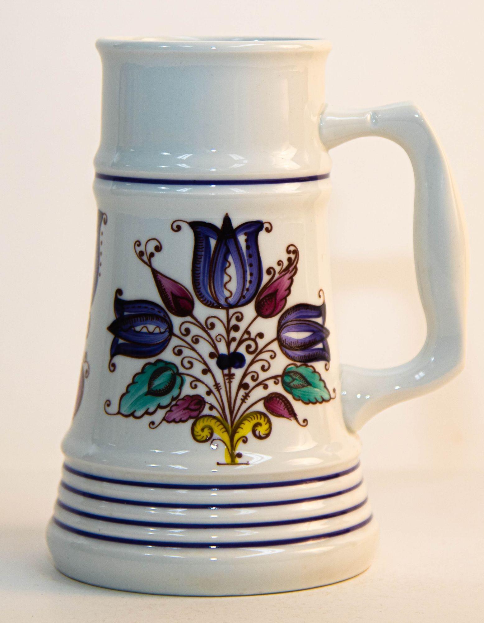 Alfoldi porcelain Hungary hand-painted tankard pitcher vase.
Vintage retro Alfoldi porcelain large mug cup vase, with hand painted stylized traditional Hungarian motifs, tulip flowers, 1960s, Hungary.
Vintage retro Alfoldi porcelain decorative