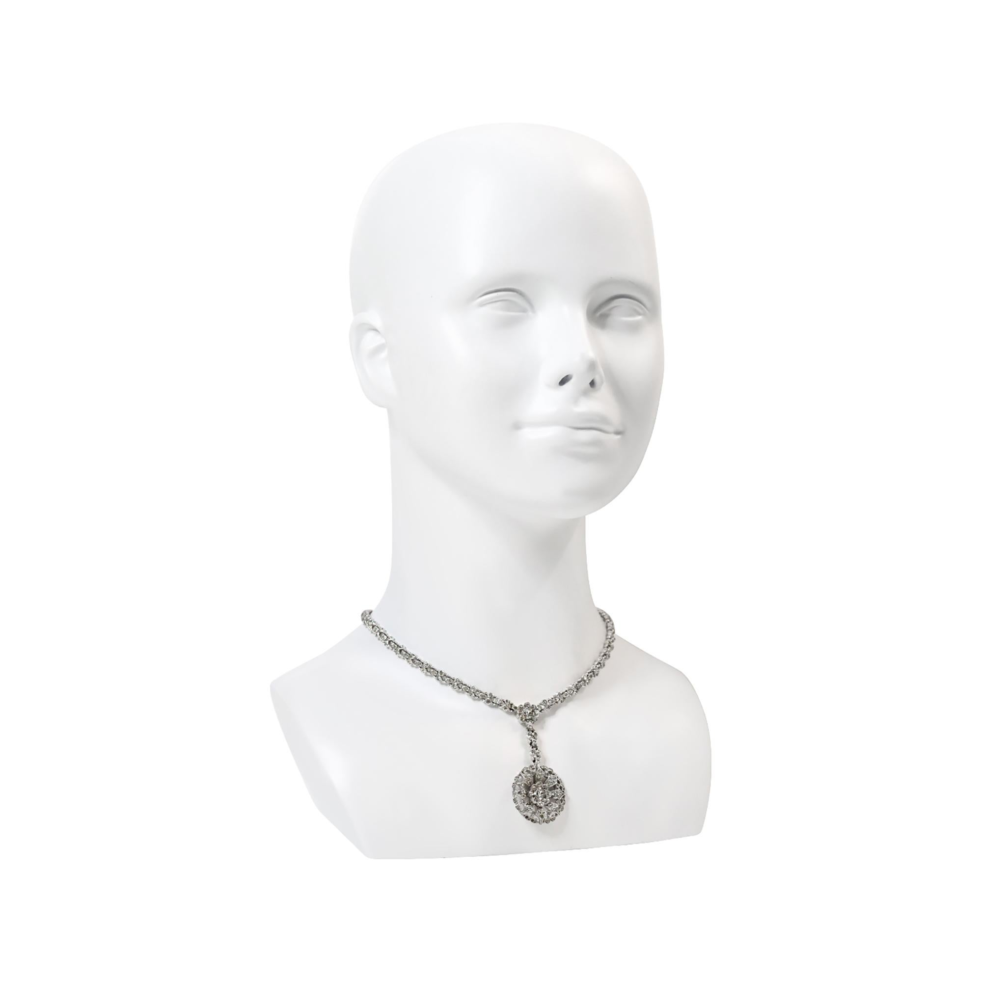 Vintage Alfred Phillips Trifari Drop Necklace, Circa 1940s. Ce collier est magnifique. Il semble s'agir d'un bijou de qualité et il est bien conservé. C'est vraiment magique. De petites pièces rondes pavent un motif autour du cou, puis se rejoignent