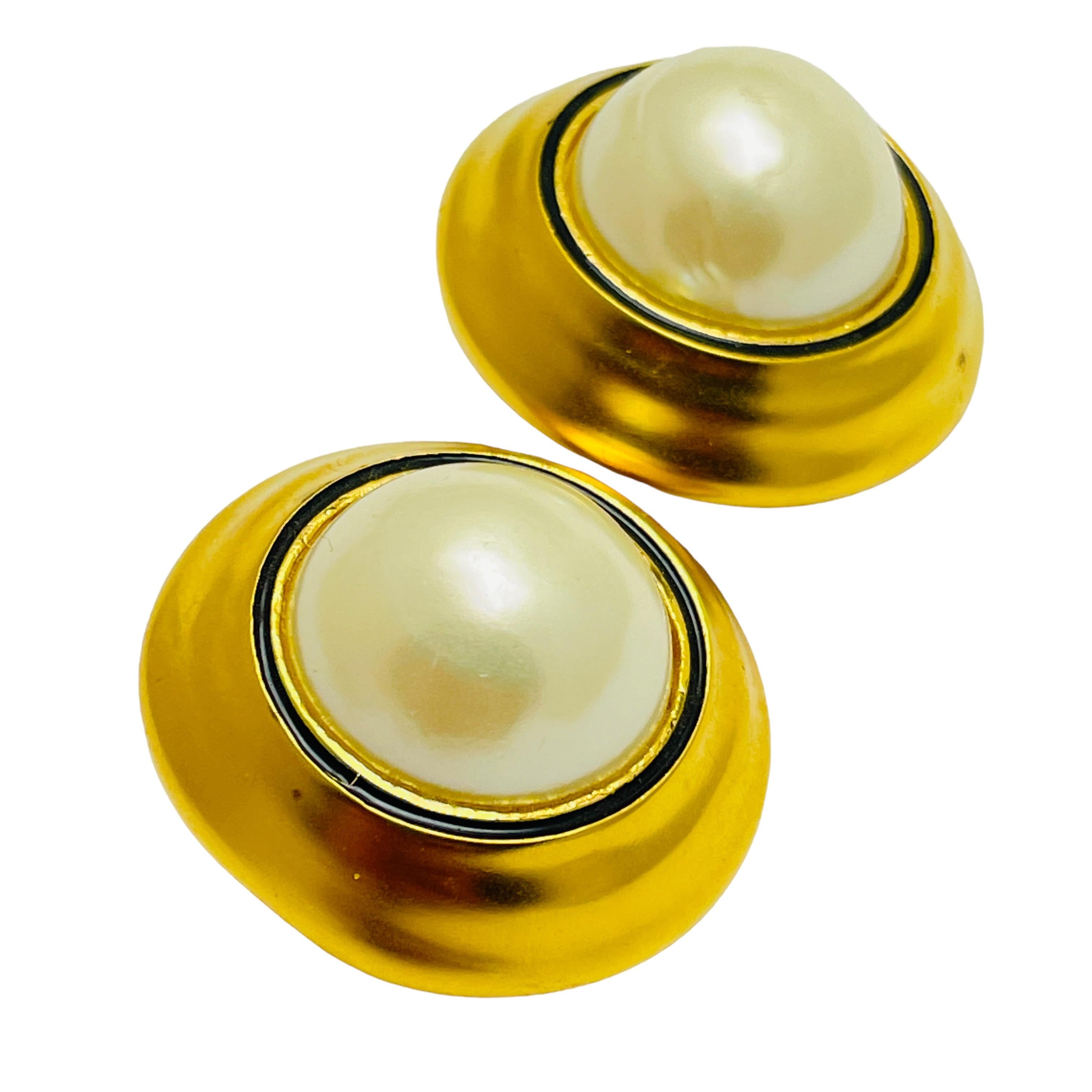 DETAILS

- • unterzeichnet ALFRED SUNG  

- • goldfarben mit Kunstperlen 

- • Vintage-Designer-Ohrringe

MASSNAHMEN  

- • 

CONDIT

- •  sehr guter Vintage-Zustand mit minimalen Gebrauchsspuren 

 Erzeugnis 46

❤️❤️  VINTAGE-DESIGNER-SCHMUCK