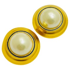 Vintage ALFRED SUNG signed gold pearl designer clip on earrings