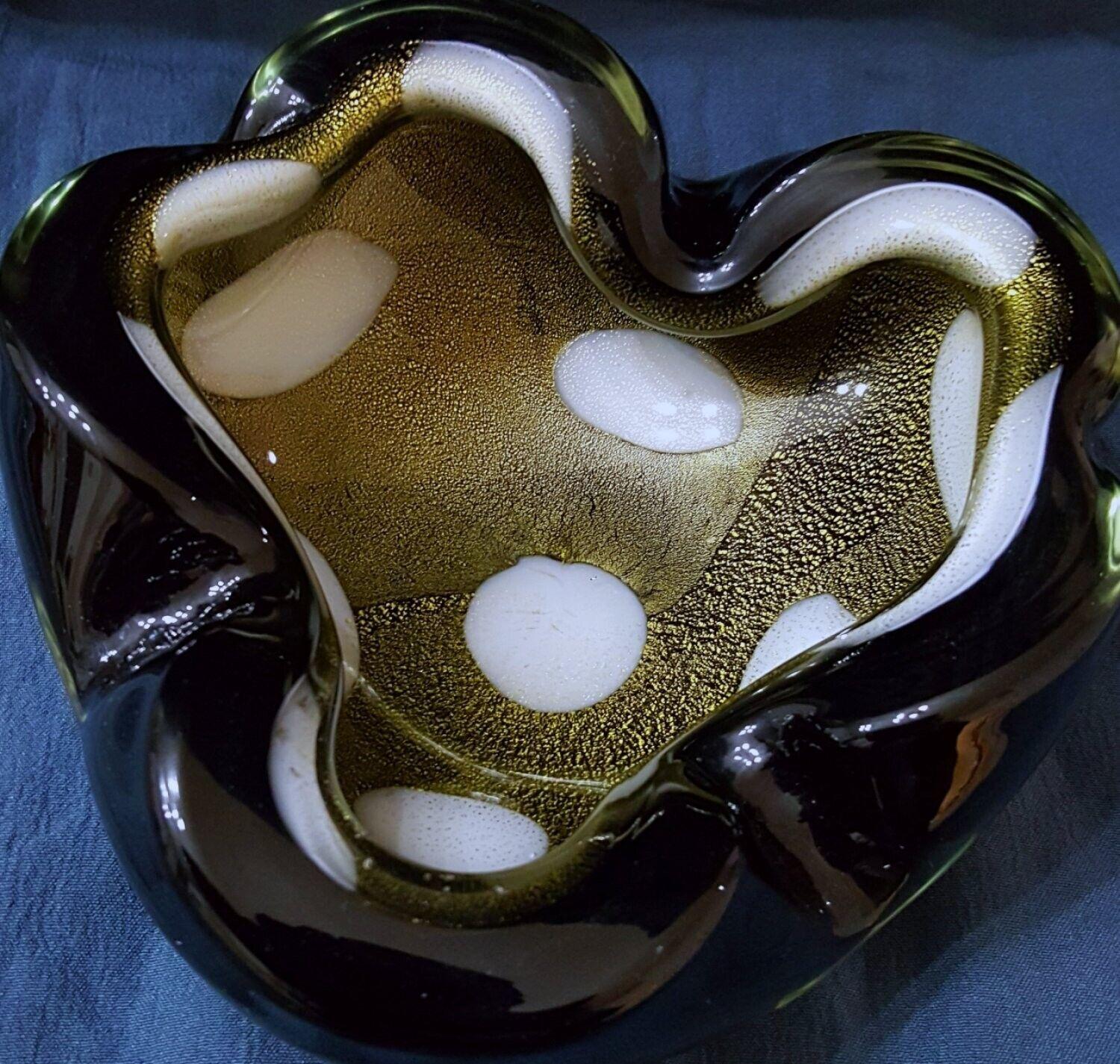 Italian Vintage Alfredo Barbini Murano Glass, a Macchia & Gold Polveri Sculptural Bowl For Sale