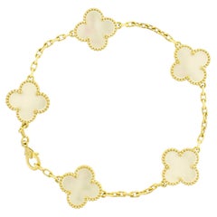Armband „Vintage Alhambra 5 Motifs“ aus Perlmutt von Van Cleef & Arpels