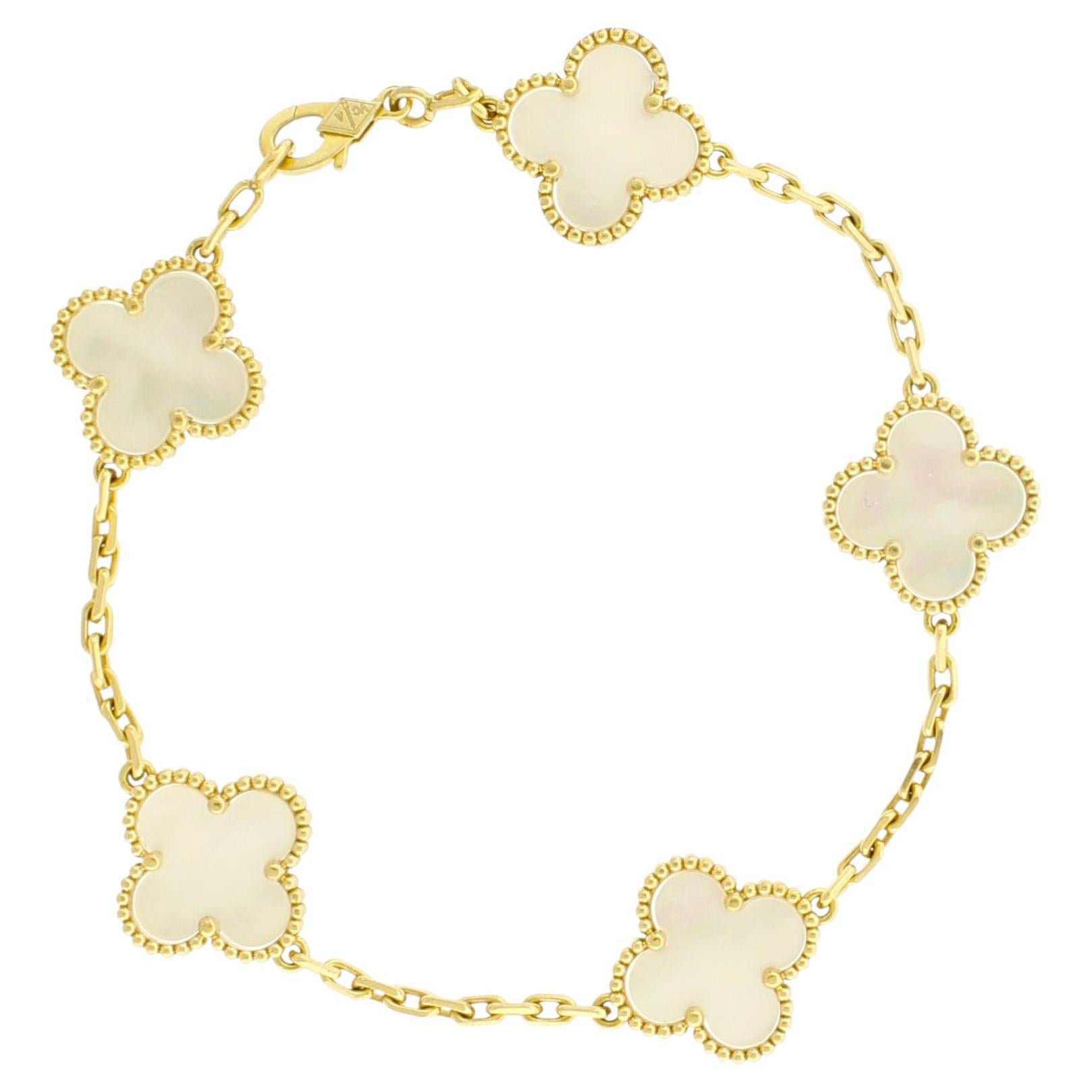 Pulsera «Vintage Alhambra» con 5 motivos de nácar, de Van Cleef & Arpels