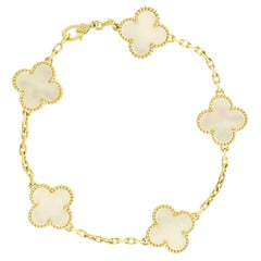 Armband „Vintage Alhambra 5 Motifs“ aus Perlmutt von Van Cleef & Arpels