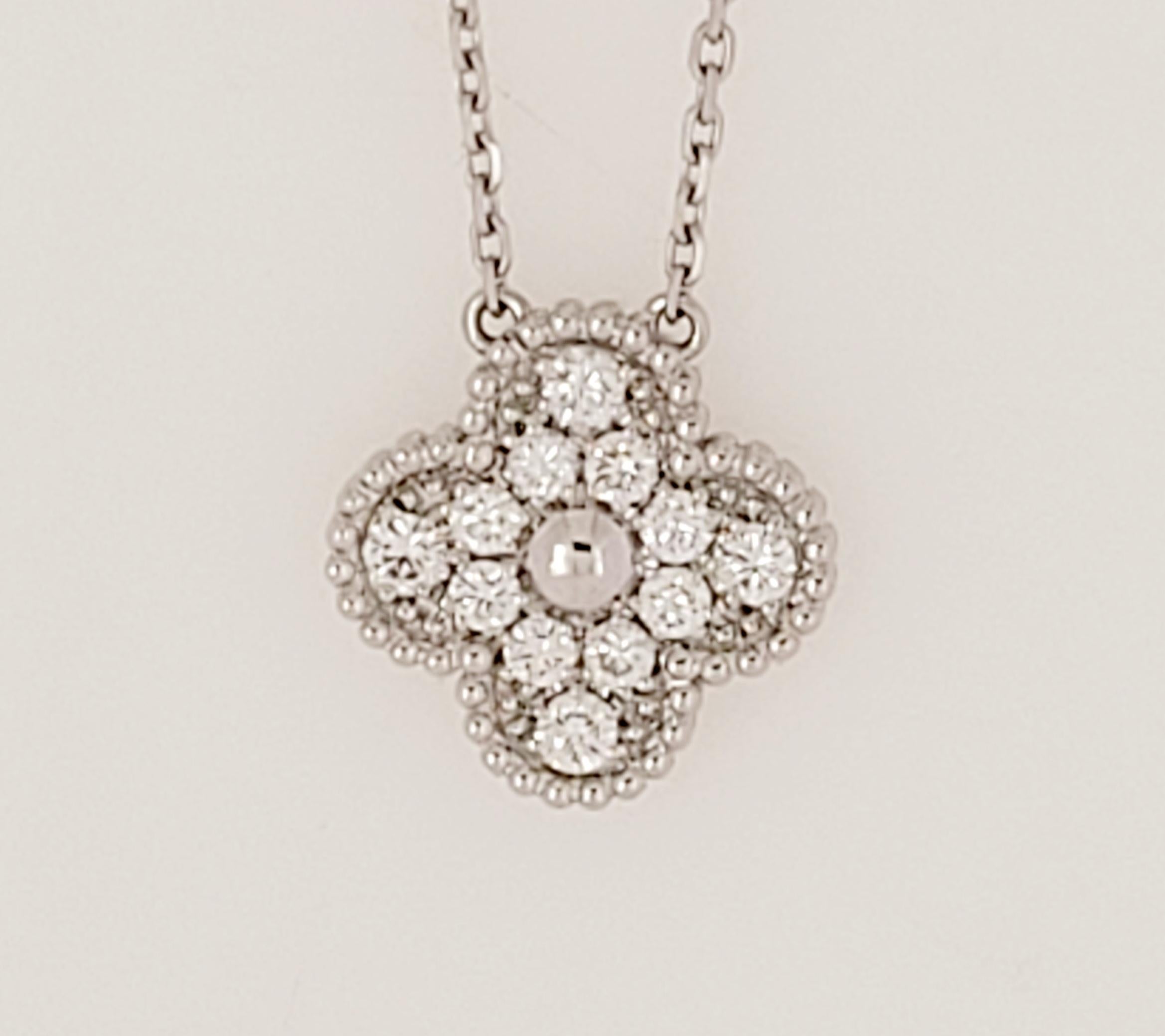 Marke Van Cleef & Arpels
Neuwertiger Zustand
18K Weißgold 
Geschlecht Frauen
Kettenlänge 16''
Gewicht 5.5gr
Diamant 12 Steine 
Diamant 1,2cts 
Runder Diamant 
Diamantqualität DEF, IF bis VVS.
Abmessungen des Motivs 15mm X 15mm
Kommt mit Box keine