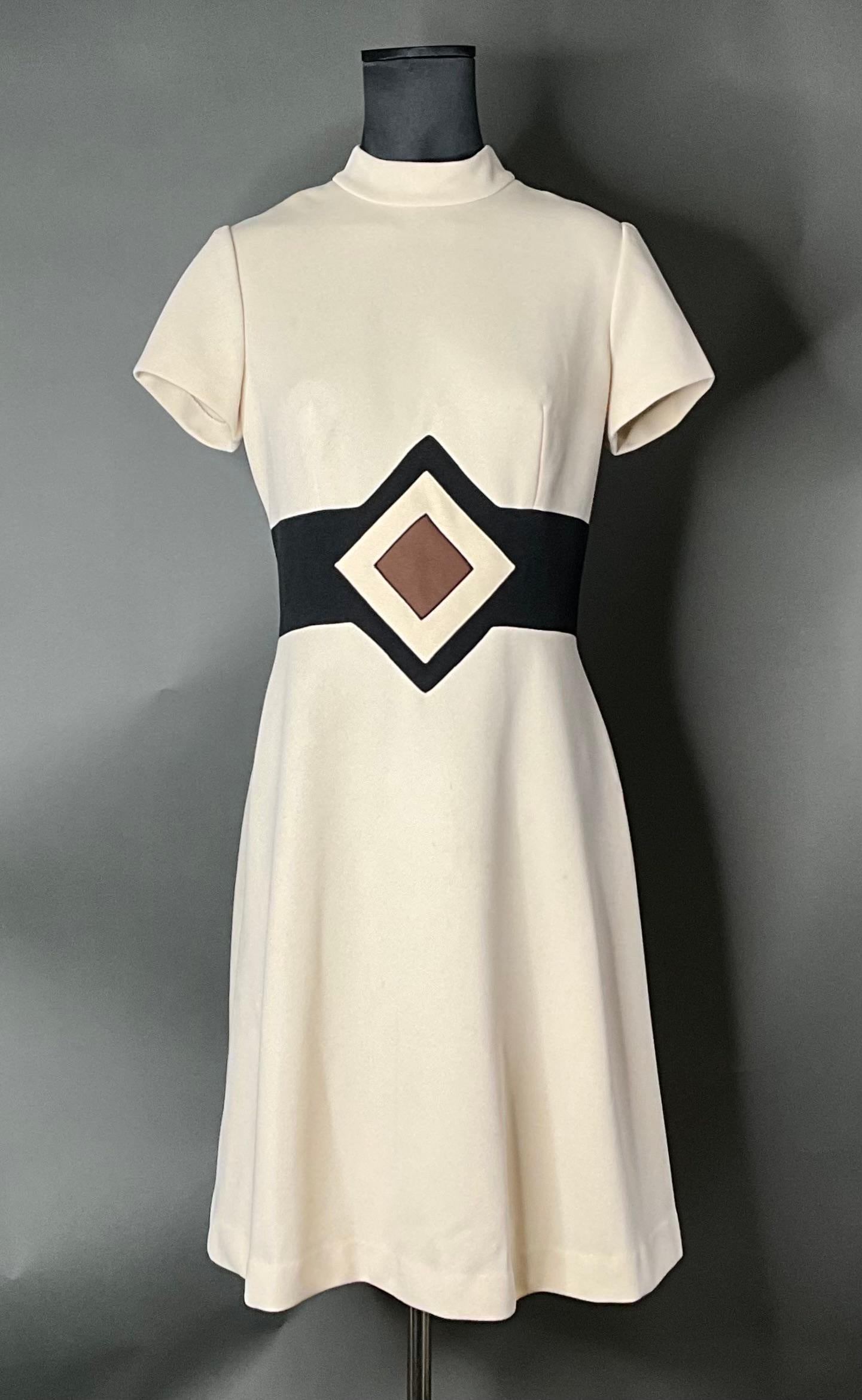 El Vestido Geométrico Vintage Alison Ayure es una pieza llamativa y atrevida que muestra el enfoque creativo de la diseñadora hacia la moda. Conocida por sus diseños únicos y contemporáneos, Alison Ayure suele incorporar estampados atrevidos,