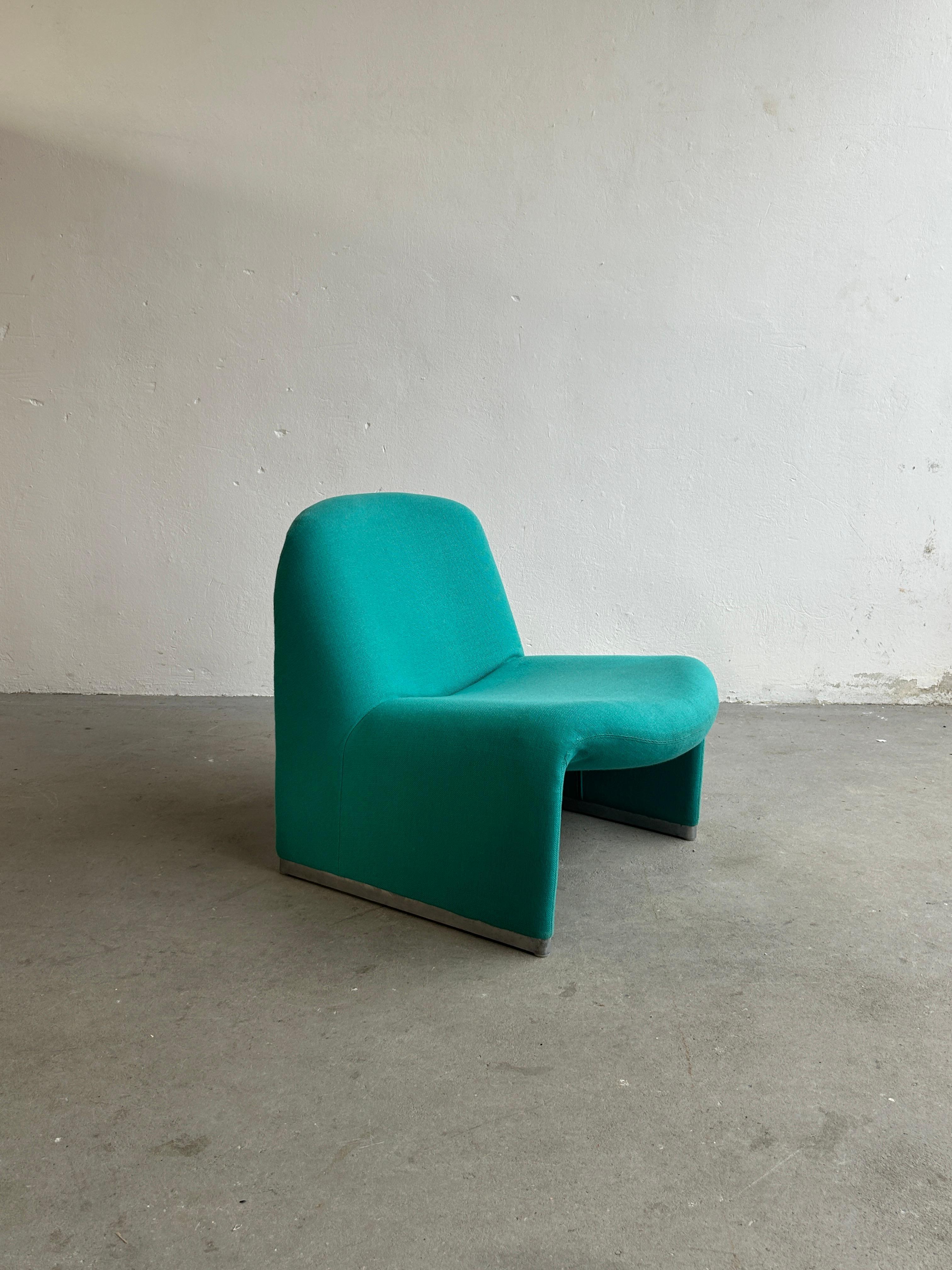 A vintage iconic 'Alky' chair in green fabric, designed by Giancarlo Piretti for Anonima Castelli. Produced in the late 1970s in Italy.
Iconic Italian design.

Overall very well preserved and in very good vintage condition with expected signs of