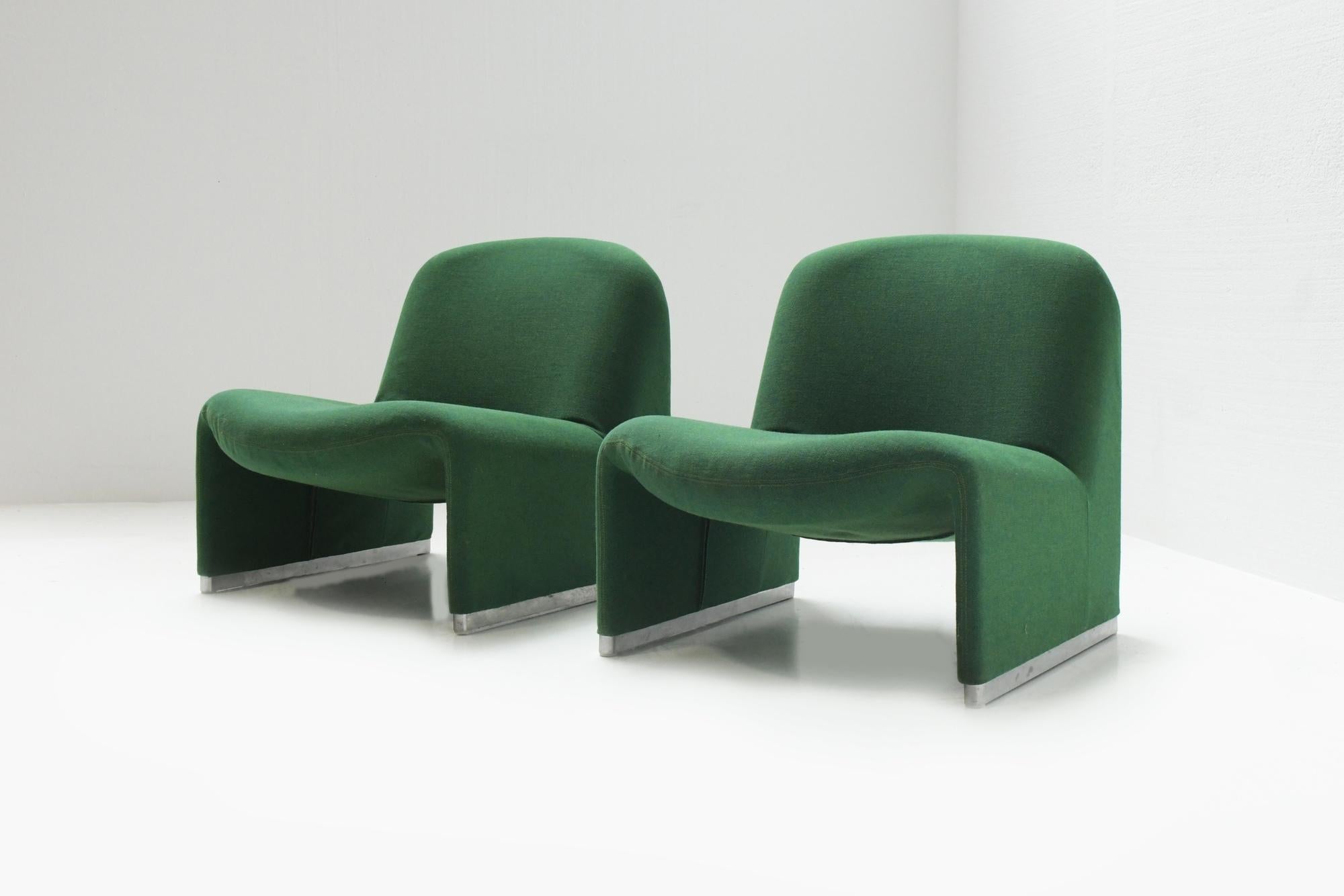 Nice pair of Alky lounge chairs by Giancarlo Piretti for Castelli – Italy, circa 1970
Original fabric - very good condition.
Matching set.

Giancarlo Piretti designed lounge “Alky” chairs upholstered in a green Kvadrat wool. 
Aluminum frame and