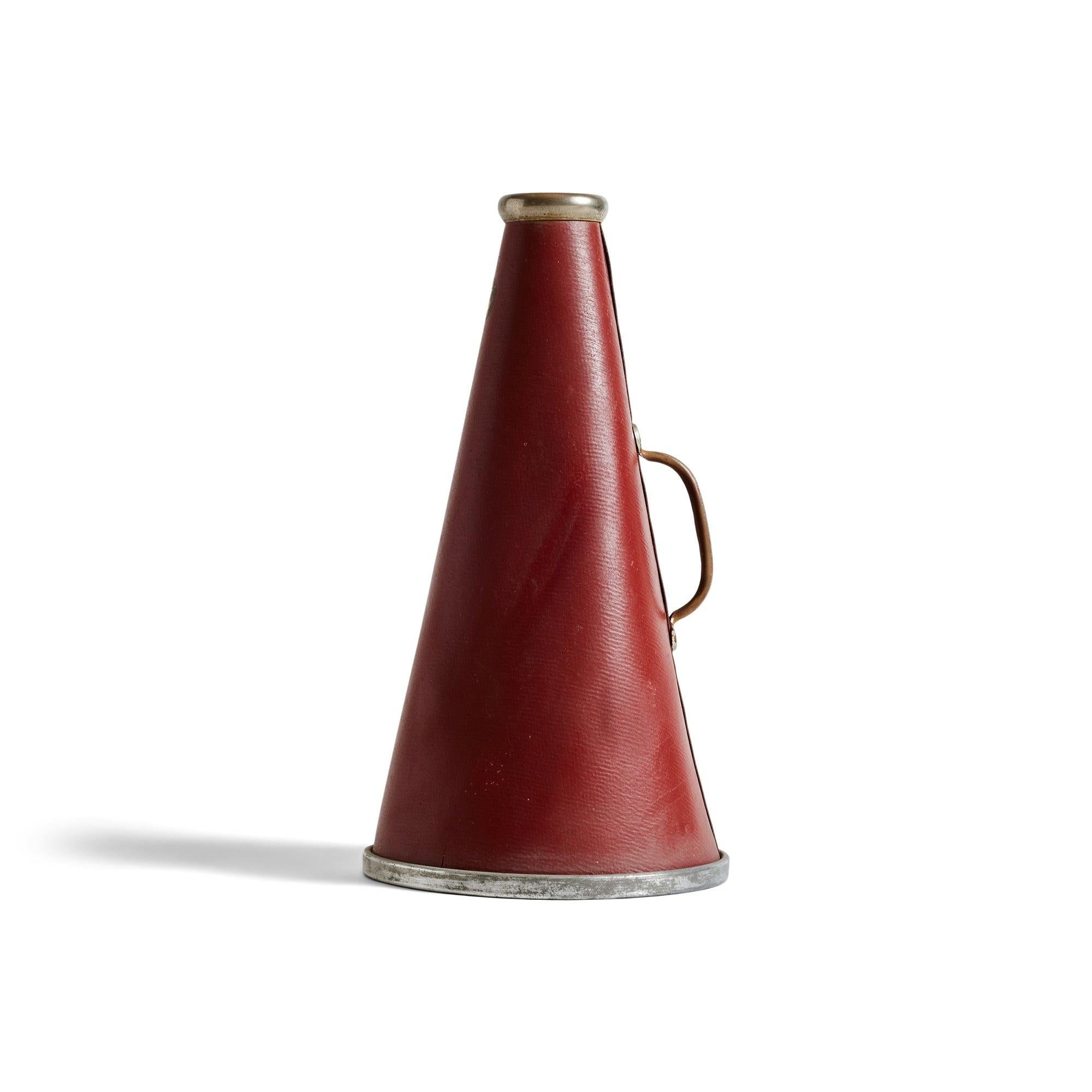 Ein altes All-American Cheerleader-Megaphon aus leuchtend rotem Fiberglas mit einem Griff aus Zinkmetall und Zierringen, die die klassische Ästhetik der damaligen Zeit widerspiegeln. Als Teil der Rawlings â€˜Finest in the Field' Linie repräsentiert