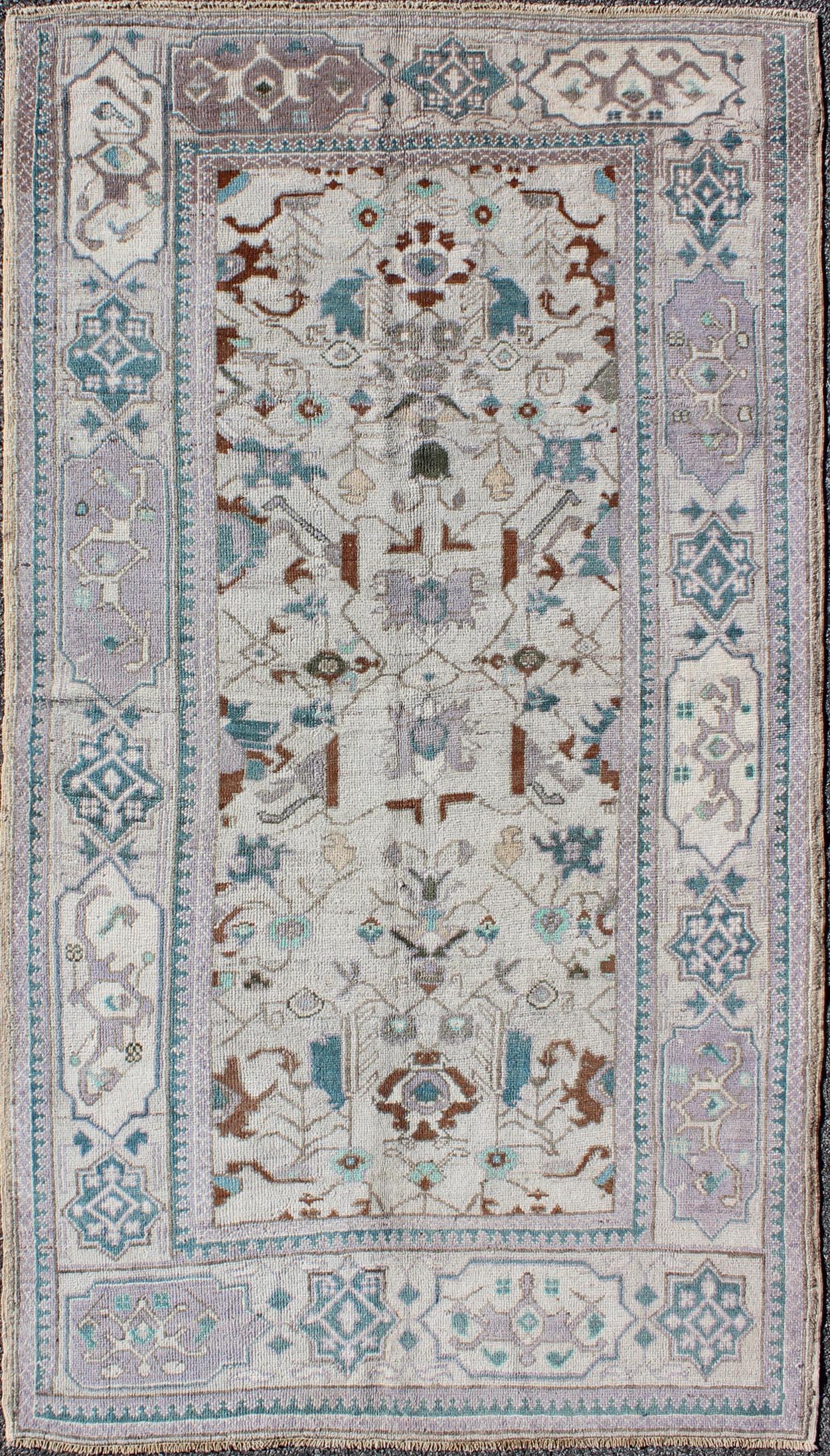 Türkischer Oushak-Teppich im Vintage-Stil mit Blumenmuster in Creme, Blau, Lila und Braun im Angebot 2