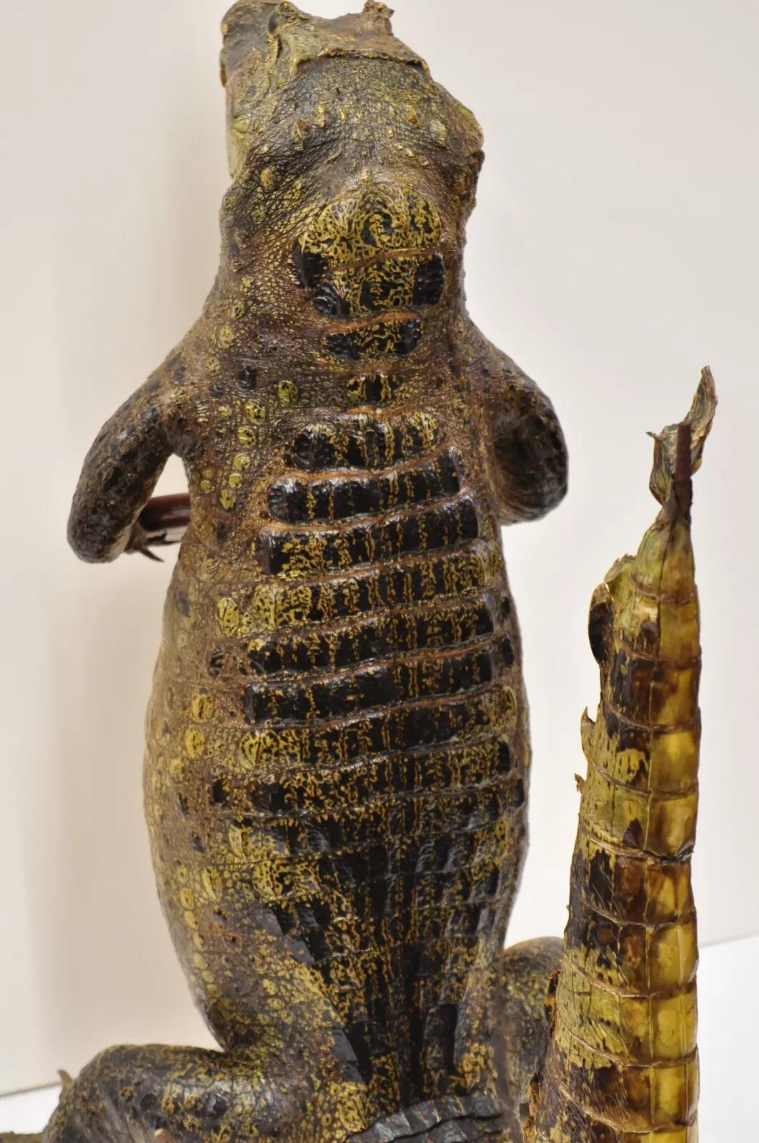Vintage Alligator Kellner Stehend Ganzkörper Montage Taxidermie Aschenbecher Stand im Angebot 3