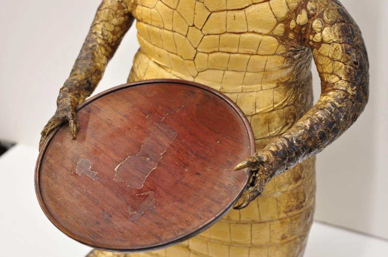 Vintage Alligator Kellner Stehend Ganzkörper Montage Taxidermie Aschenbecher Stand im Angebot 1